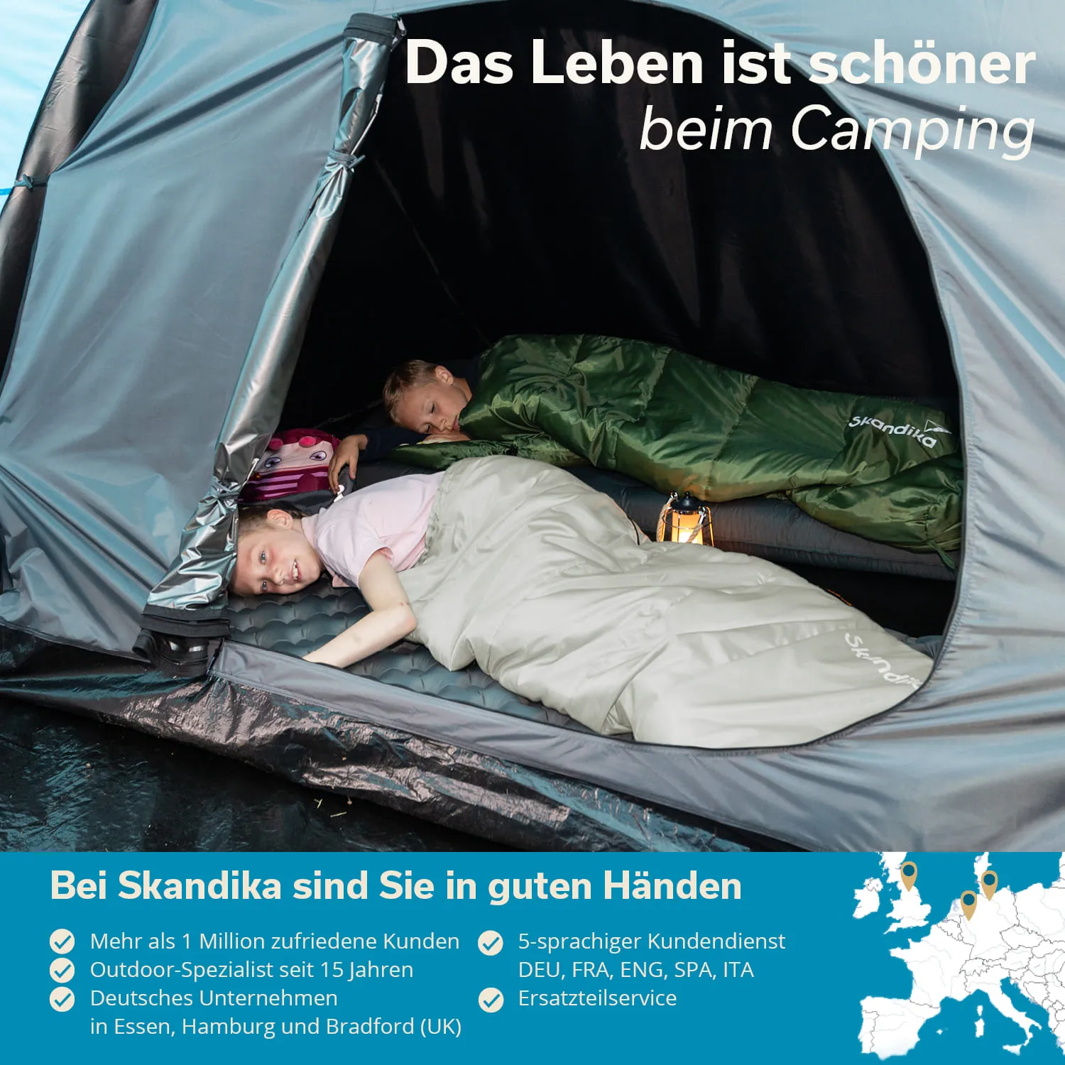 Zwei Personen liegen in einem Zelt auf Schlafmatten. Eine Person hat einen weißen Schlafsack, die andere einen grünen.