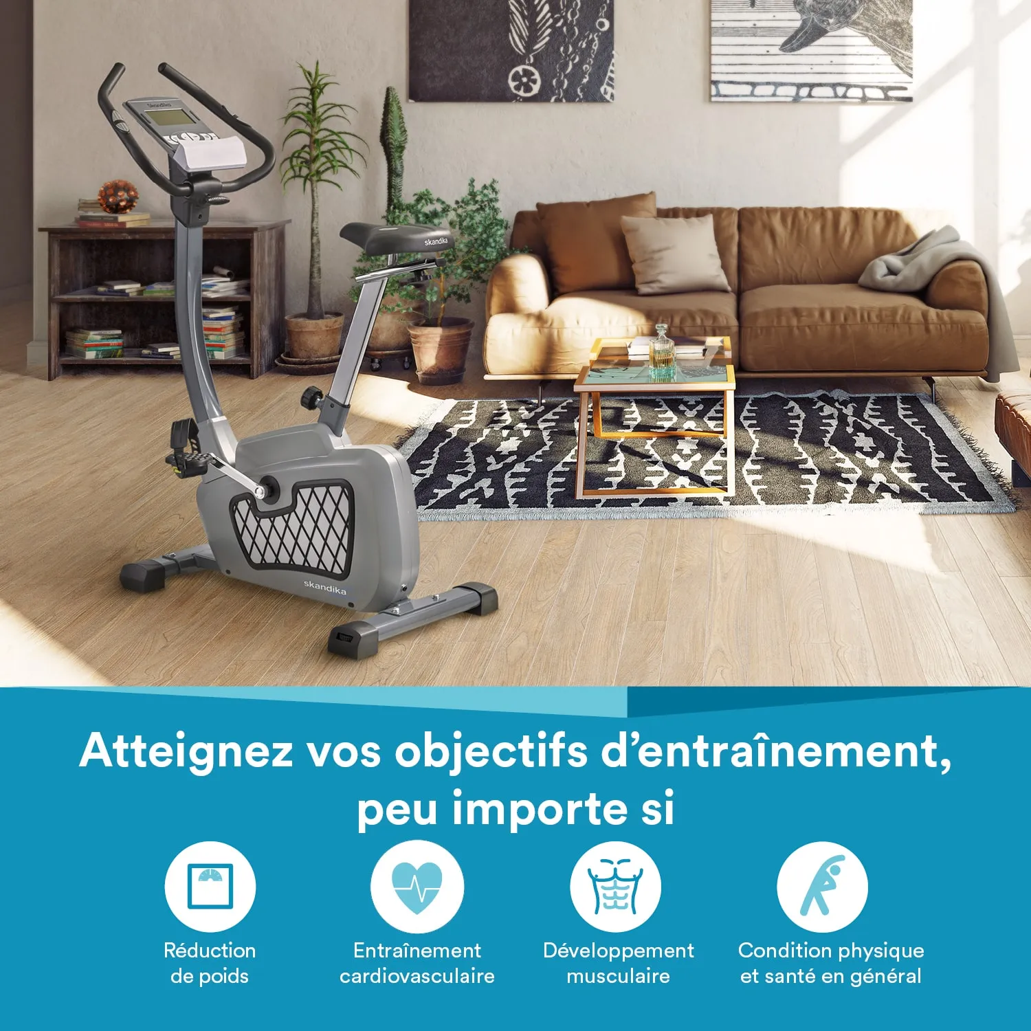 Ein Heimtrainer steht auf einem Holzboden in einem Wohnzimmer. Im Hintergrund sieht man ein Sofa, einen Teppich und eine Regaleinheit.