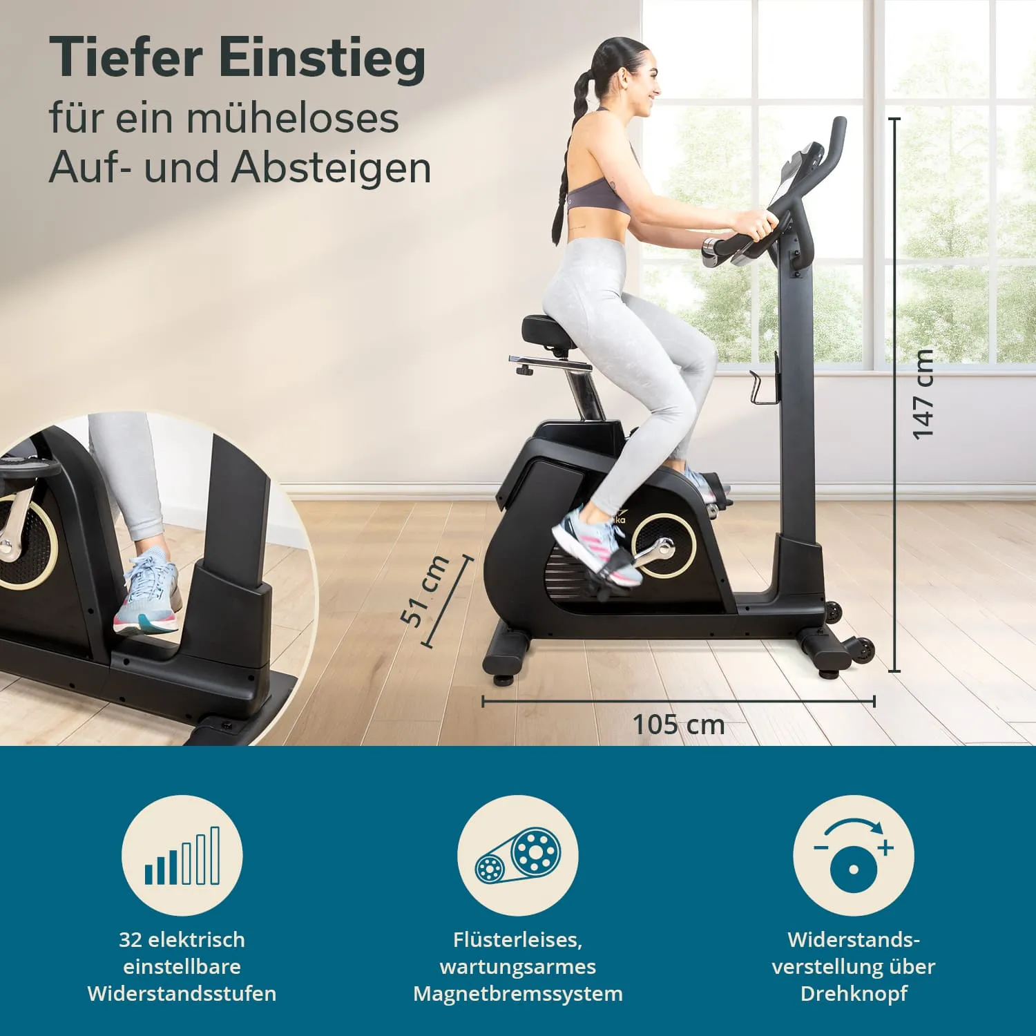 Ein Fitnessgerät, ein Ergometer, wird von einer Person genutzt. Der niedrige Einstieg ist klar erkennbar. Maßangaben sind in Zentimetern angegeben. Der Hintergrund zeigt einen hellen Raum mit Fenstern. Icons informieren über Funktionen des Geräts.
