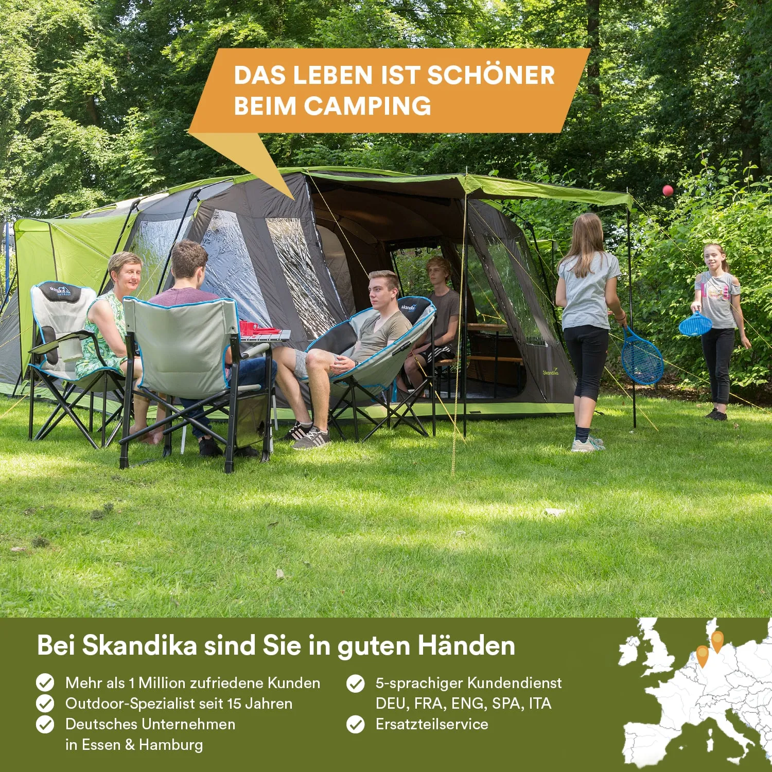 Eine Gruppe von Personen sitzt entspannt auf Campingstühlen vor einem Zelt im Freien, umgeben von Bäumen. Ein Kind hält einen Schmetterlingsnetz.