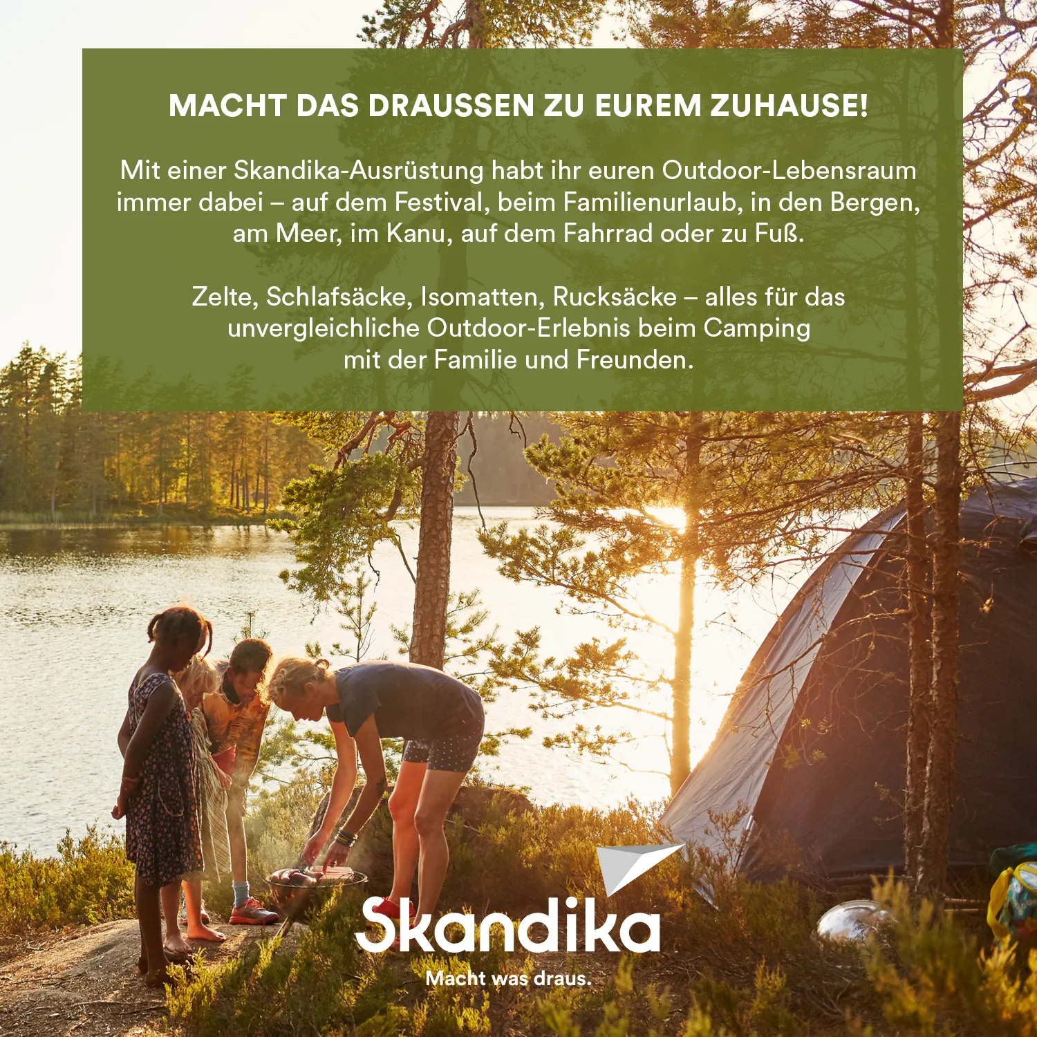 Landschaft mit einem See und Bäumen im Hintergrund. Eine Person grillt, während drei Kinder zuschauen. Im Vordergrund ein Zelt.