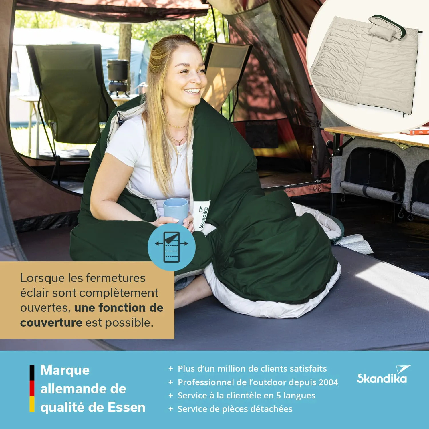 Eine Person sitzt lächelnd in einem Zelt, eingekuschelt in einen grünen Schlafsack. Sie hält eine Tasse in der Hand. Im Hintergrund sind Campingstühle und Zelte sichtbar. Ein Produkt mit Bezug zu Schlafsäcken ist in einer Ecke abgebildet.