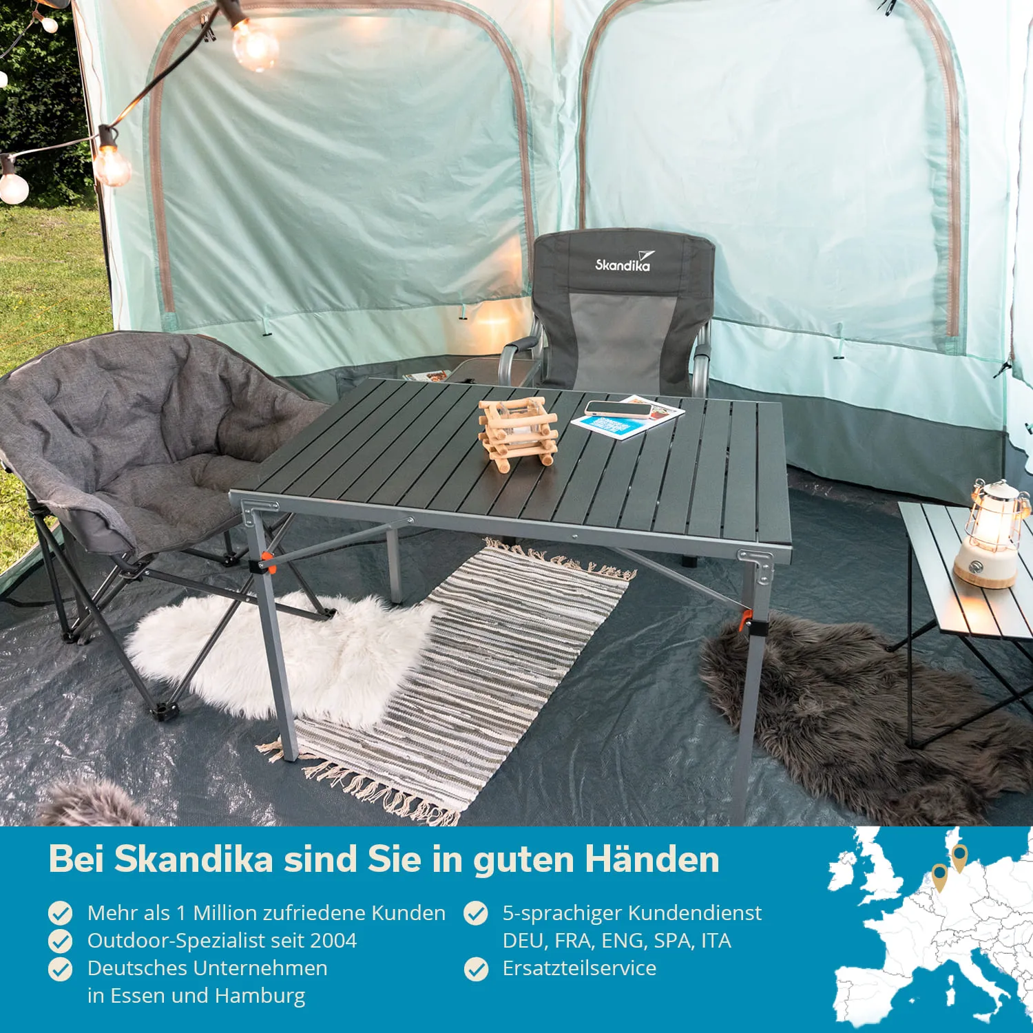 Ein campartiger Innenraum mit einem faltbaren Tisch, zwei Stühlen, einem Teppich und einer Laterne. Grün-blauer Hintergrund.