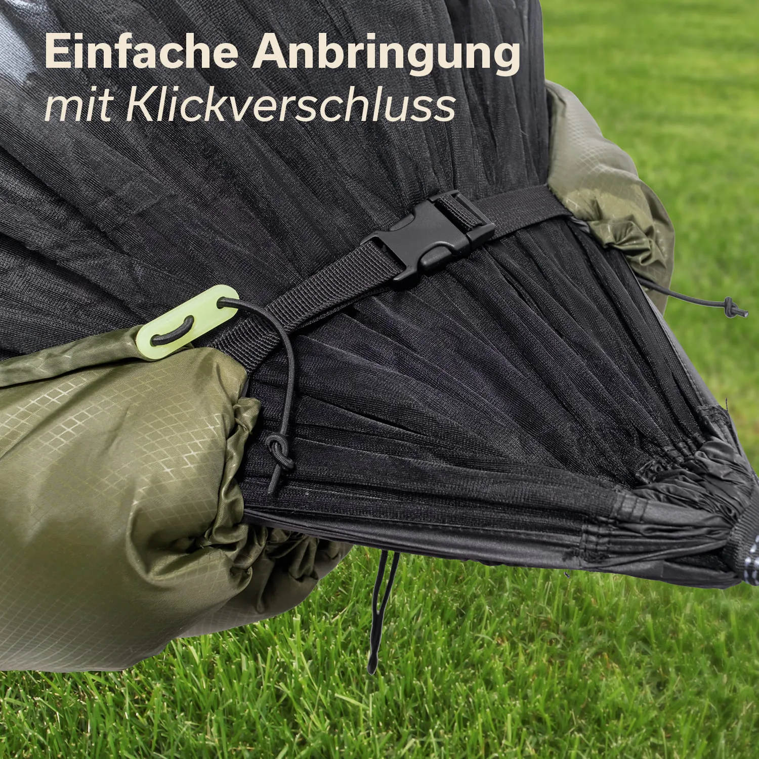 Detailaufnahme eines Schutznetzes mit grünem Stoffelement und Klickverschluss auf einer grünen Wiese.