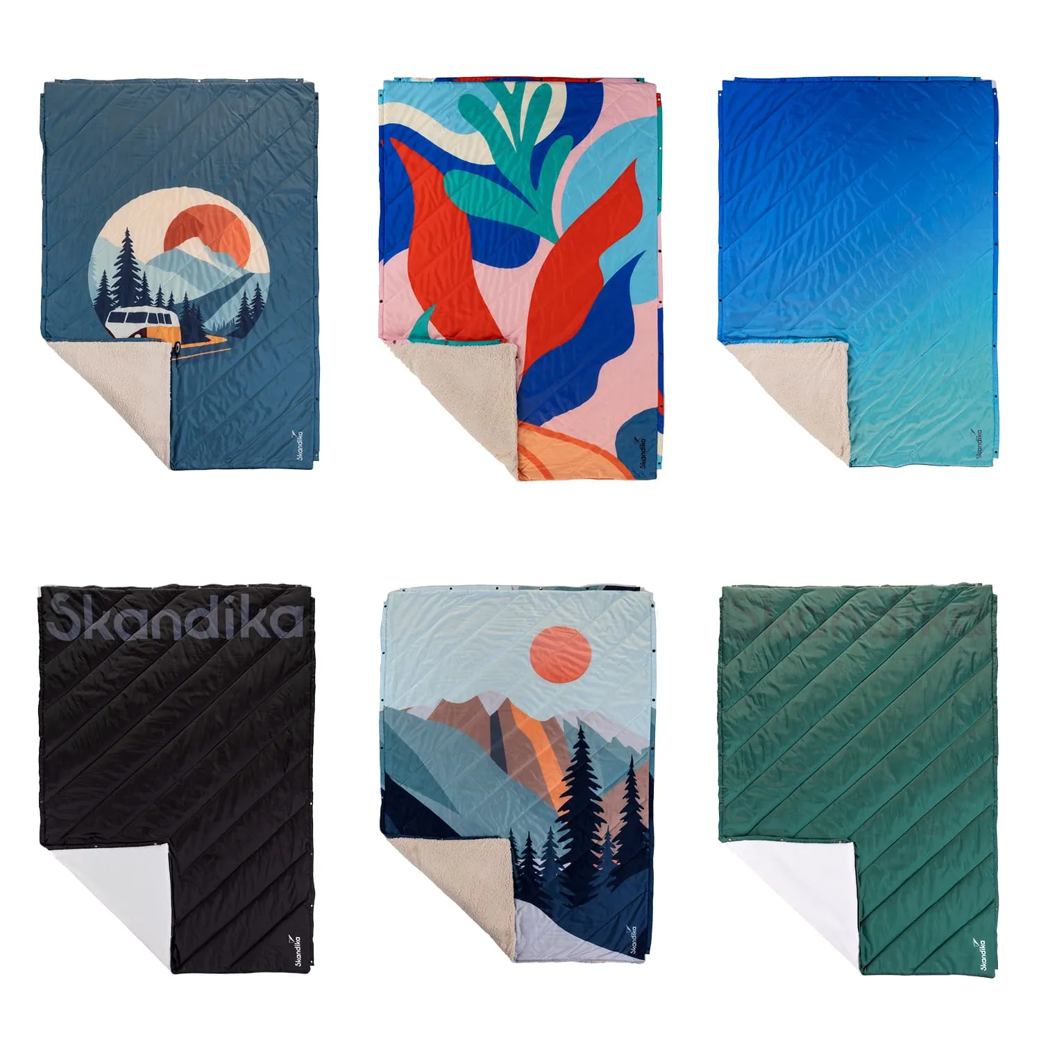 Sechs Decken in verschiedenen Designs: Oben links mit Bergmotiv und Van, oben rechts mit bunten Pflanzenmotiven, unten links in Schwarz mit Logo, unten rechts mit Landschaft und Sonnenuntergang. Alle Decken haben eine helle, flauschige Unterseite.