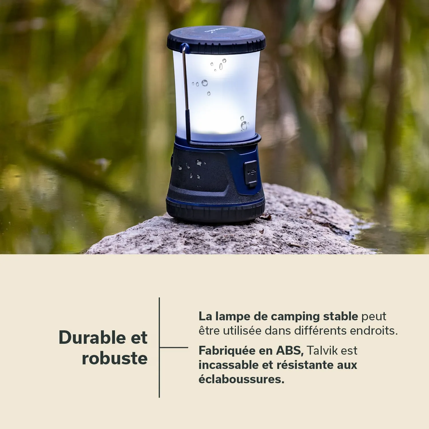 Campinglampe auf einem Stein, im Hintergrund Wasser und Pflanzen. Text in französischer Sprache beschreibt die Lampe.