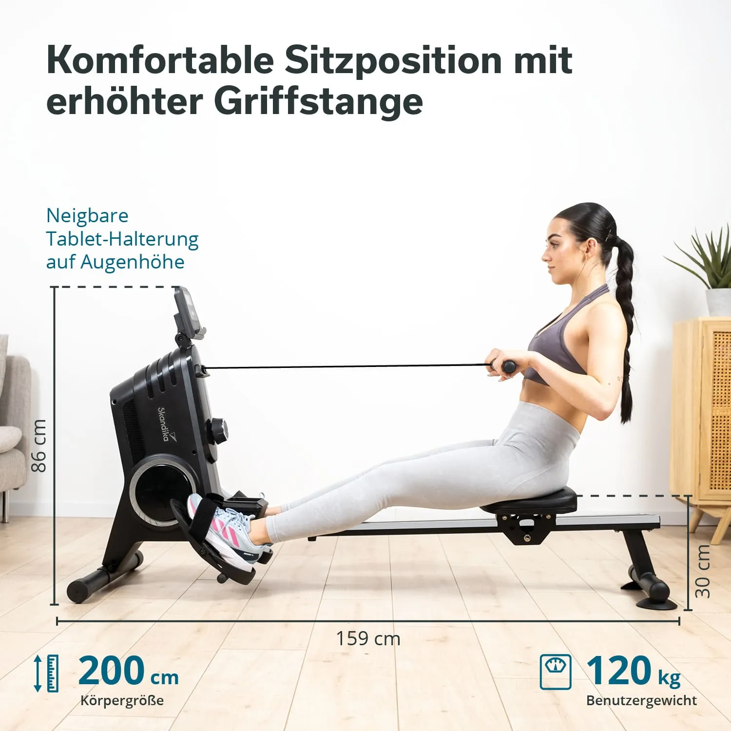 Rudergerät mit Person in Sitzposition, die Griffe hält. Maße und Eigenschaften des Geräts sind angegeben. Pflanze im Hintergrund.