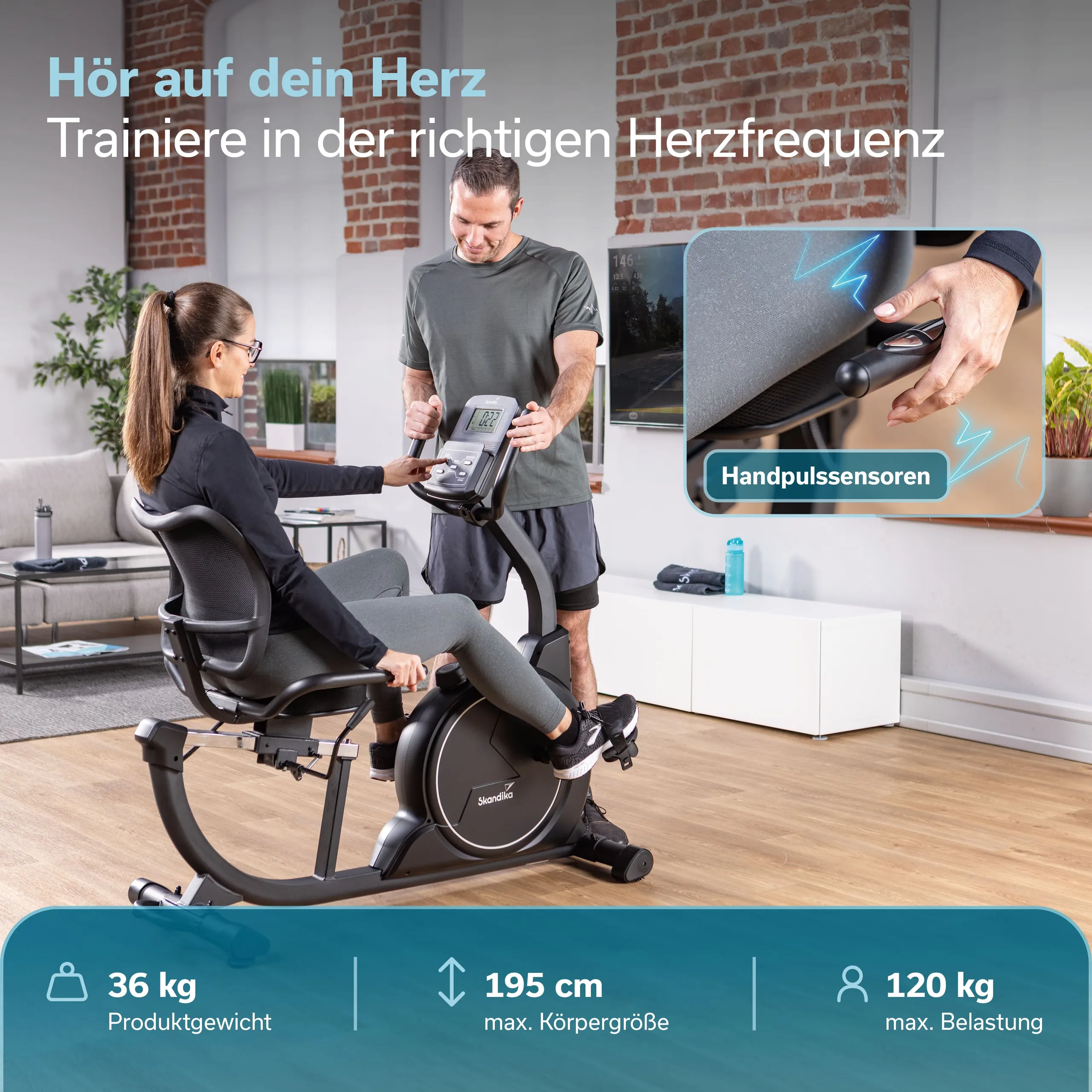Eine Person sitzt auf einem Heimtrainer, während eine andere Person die Handpulssensoren zeigt. Im Hintergrund sind ein Sofa und ein Fernseher.