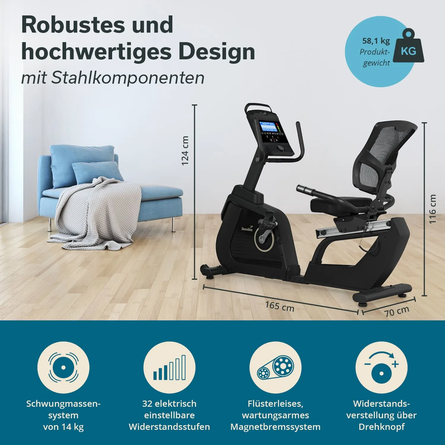 Sitzfahrrad mit zentralem Display und gepolsterter Rückenlehne, neben einem blauen Sofa mit einer Decke auf einem Holzfußboden.