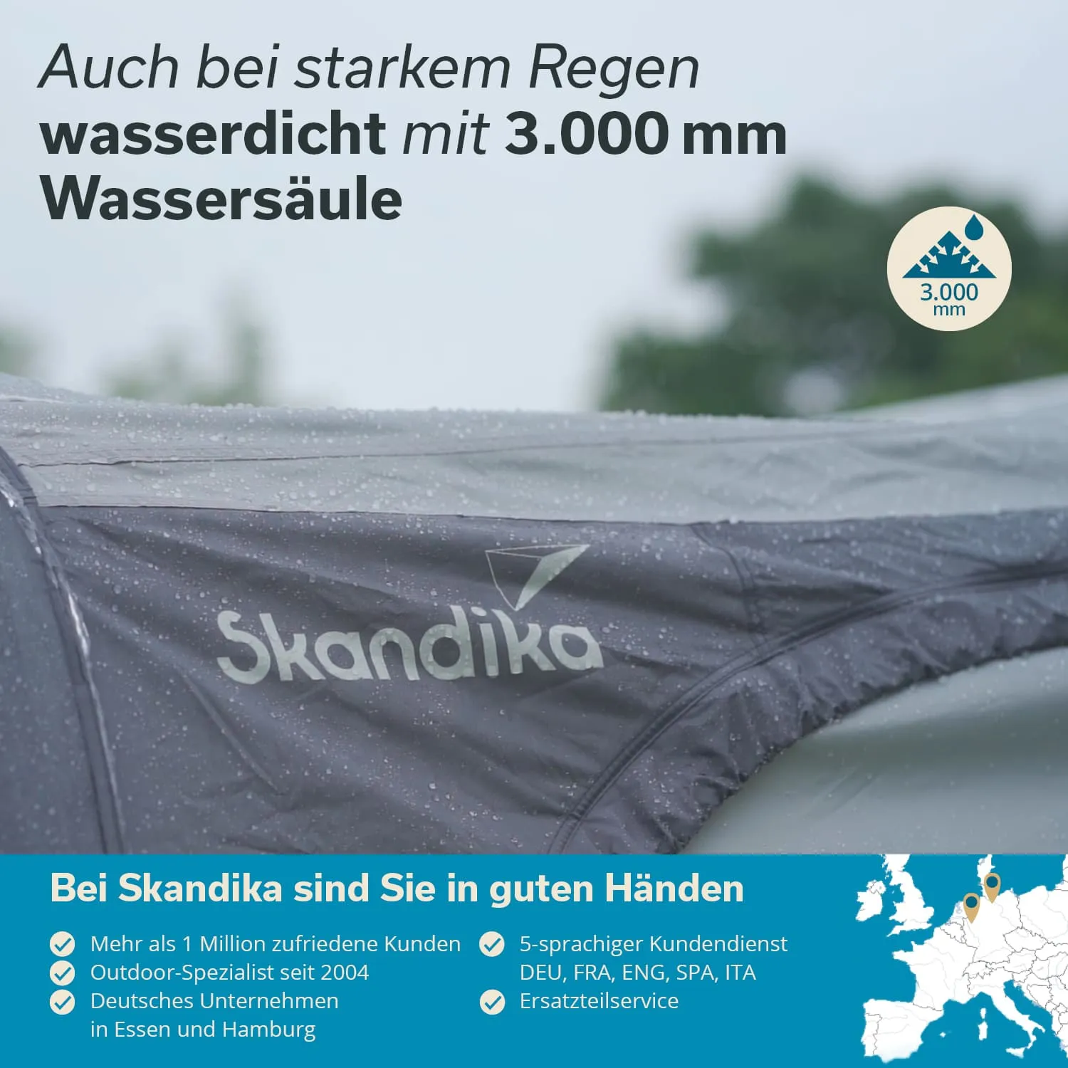 Wassertropfen auf einem grauen Zelt mit dem Schriftzug „Skandika“. Wetterbedingungen scheinen regnerisch.
