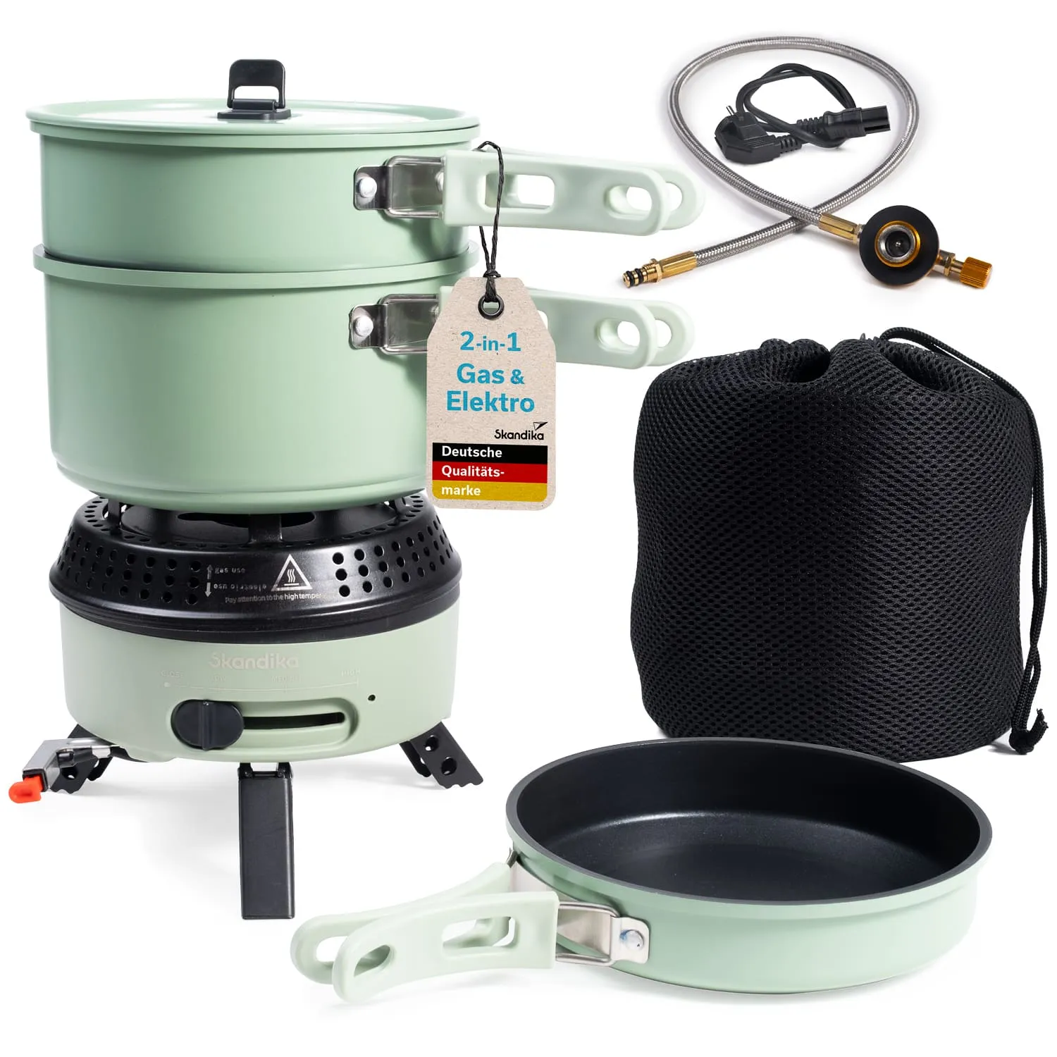 Izquierda de la imagen: ein tragbarer Campingkocher in mintgrüner Farbe mit einem oberen und einem unteren Topf, an dem ein Etikett hängt. Rechts: eine schwarze Tragetasche und eine Pfanne in Mintgrün.
