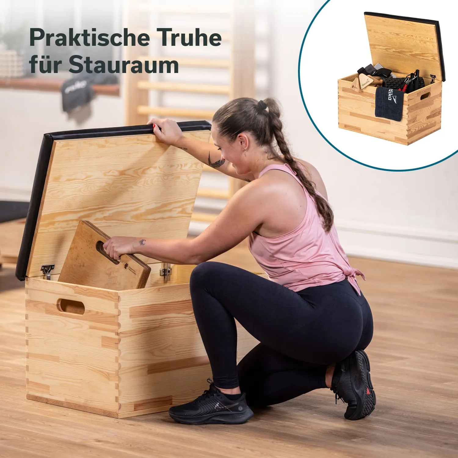 Holztruhe mit aufklappbarem Deckel, Person kniet neben der Truhe und greift ins Innere, Raum mit Holzboden.