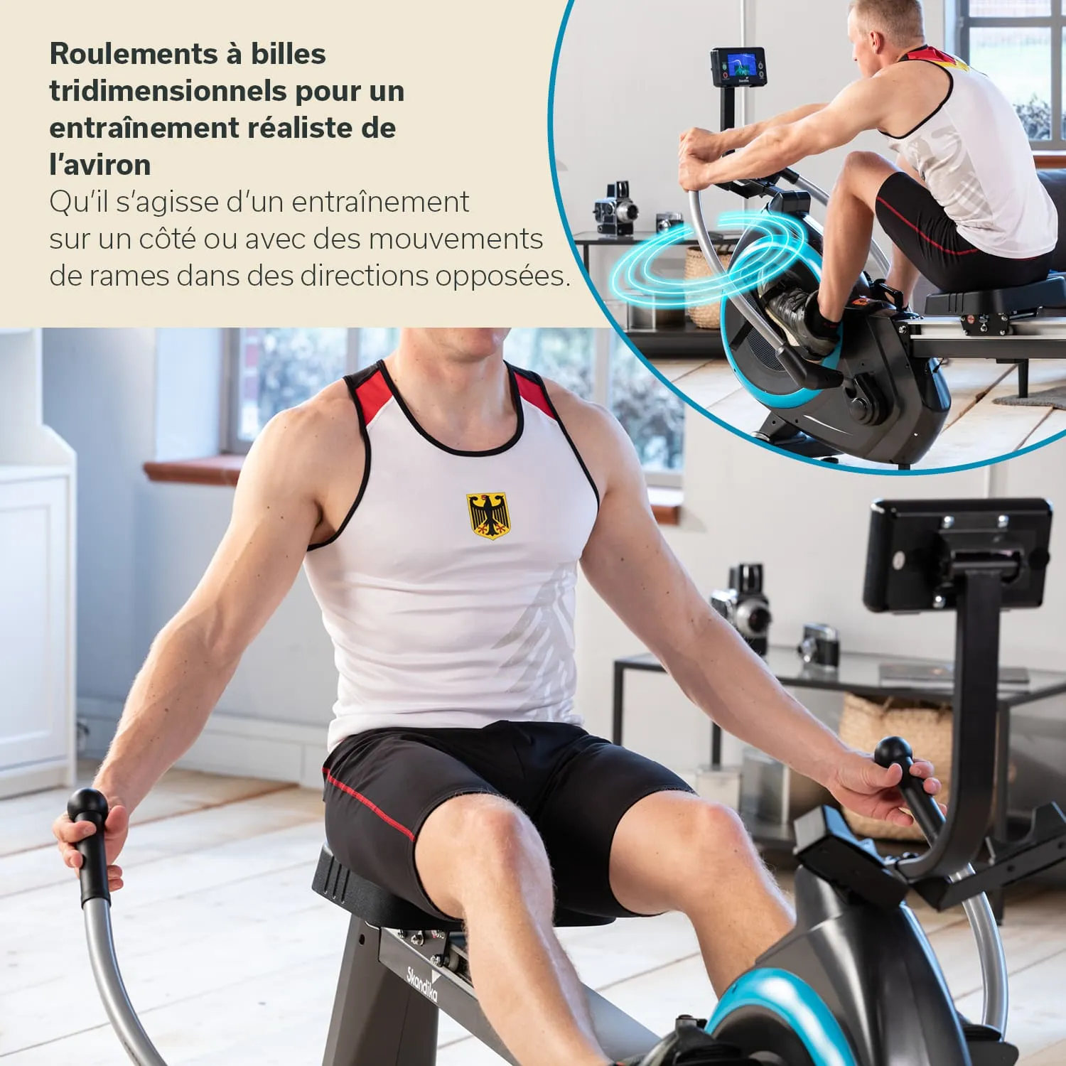 Mann in Sportbekleidung sitzt auf einem Rudergerät und hält das Ruder mit beiden Händen. Im Hintergrund sind Fenster und ein Regal.