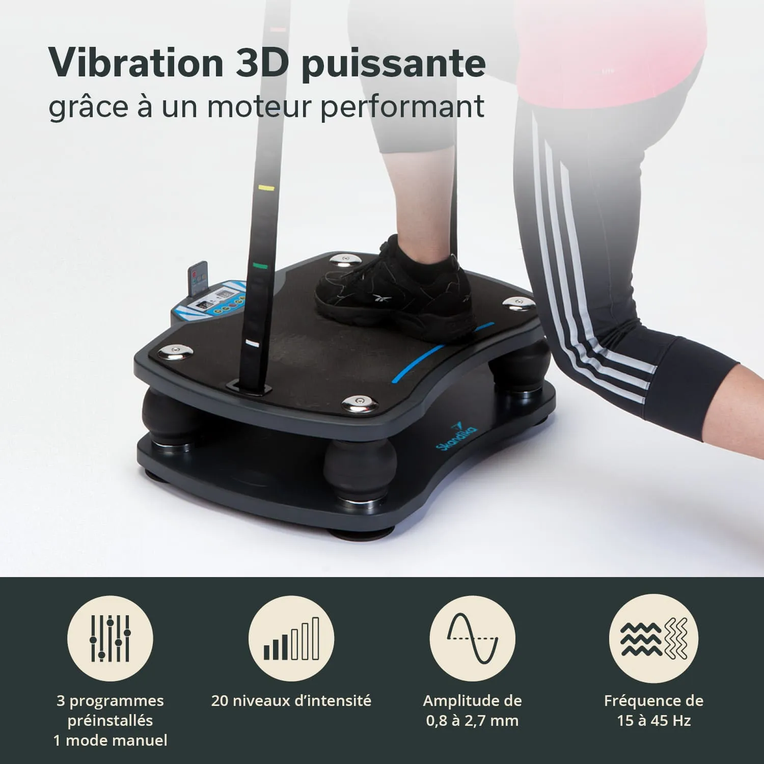 Vibrationsplatte mit Benutzer, der einen Fuß auf der Plattform hat. Grafiken und Text zu Funktionen sind im Hintergrund sichtbar.
