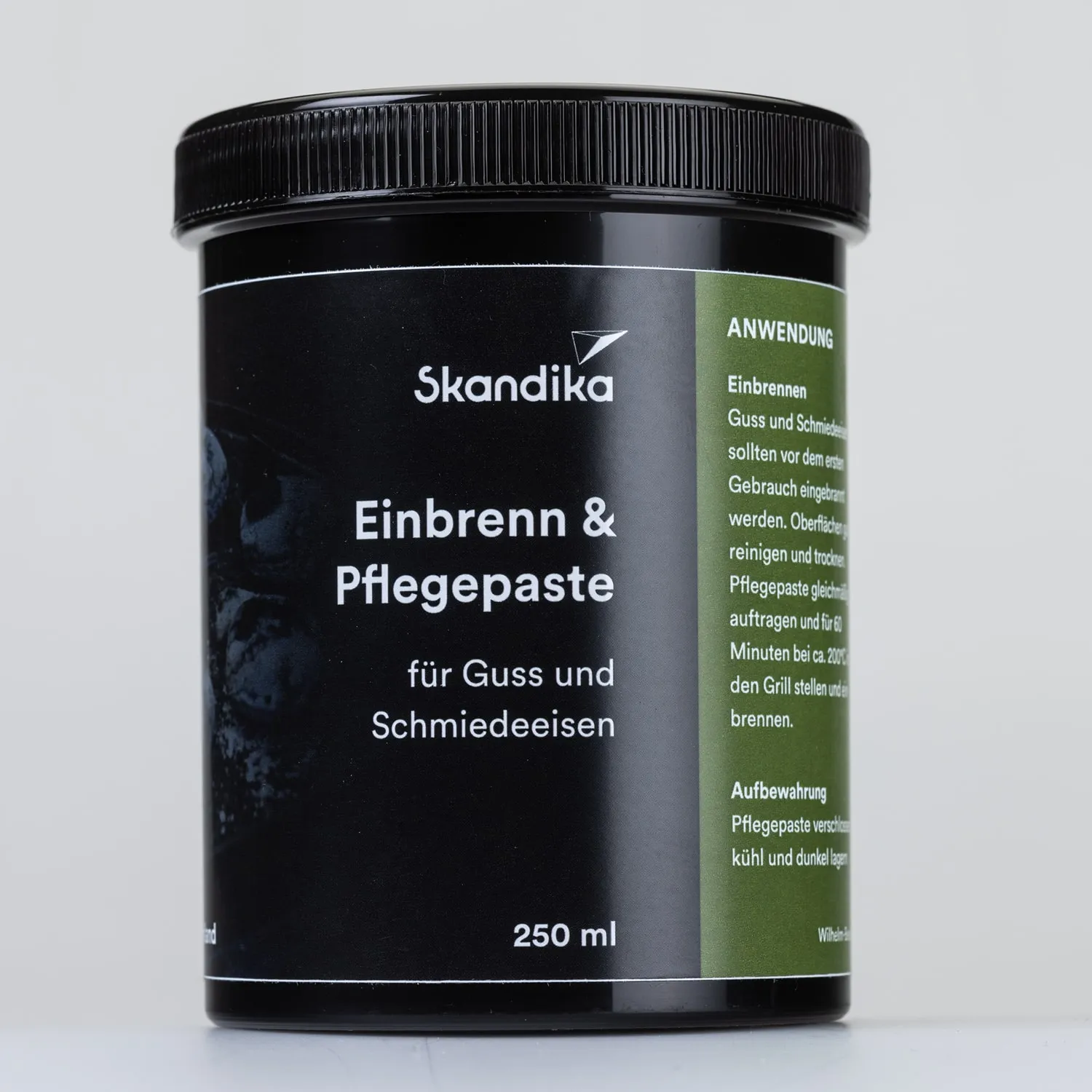 Schwarzer Behälter mit Deckel und Aufschrift „Skandika Einbrenn & Pflegepaste für Guss und Schmiedeisen“, 250 ml.