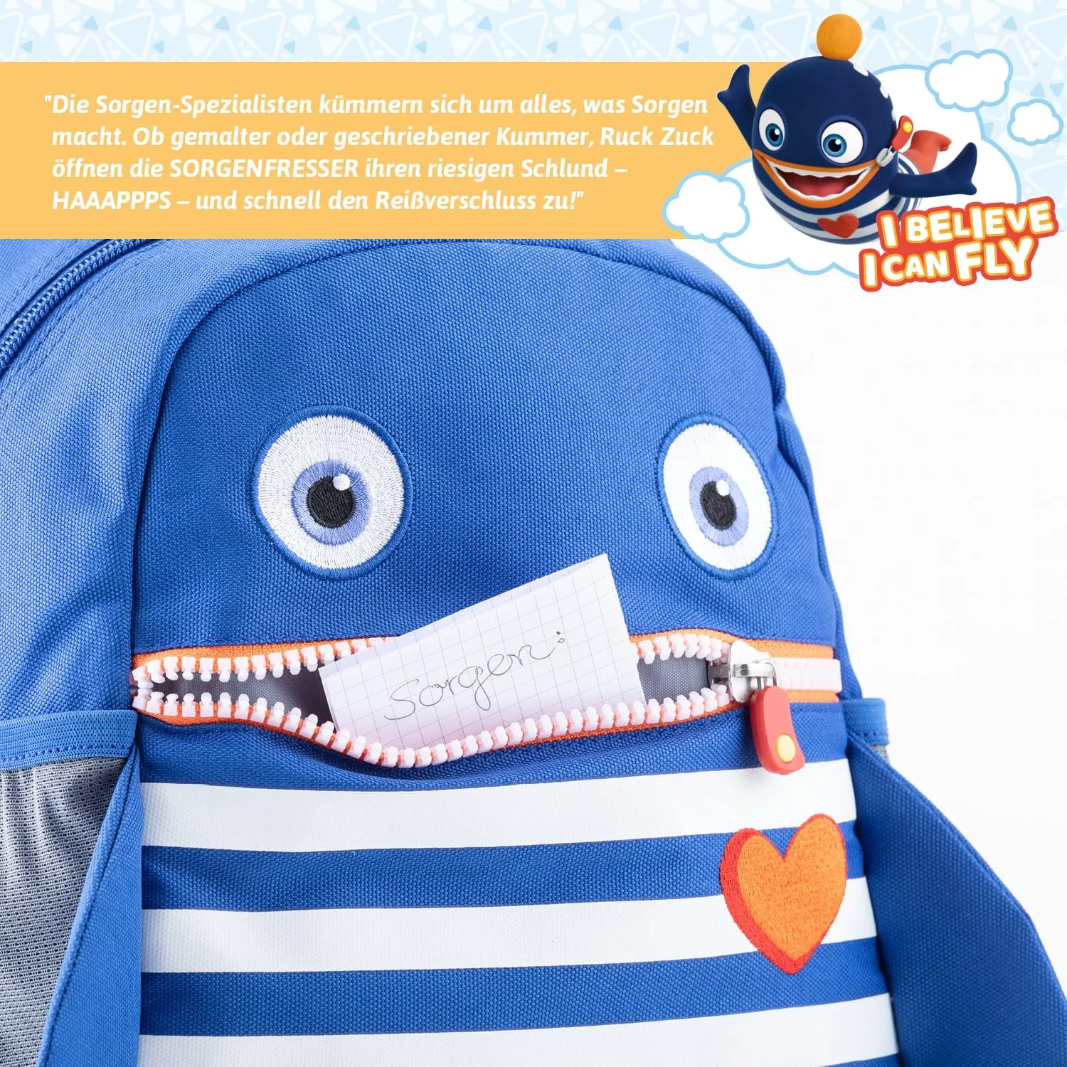 Ein blauer Rucksack mit einem fröhlichen Fisch-Motiv. In einer Öffnung steckt ein Notizblatt mit der Aufschrift „Sorgen“.