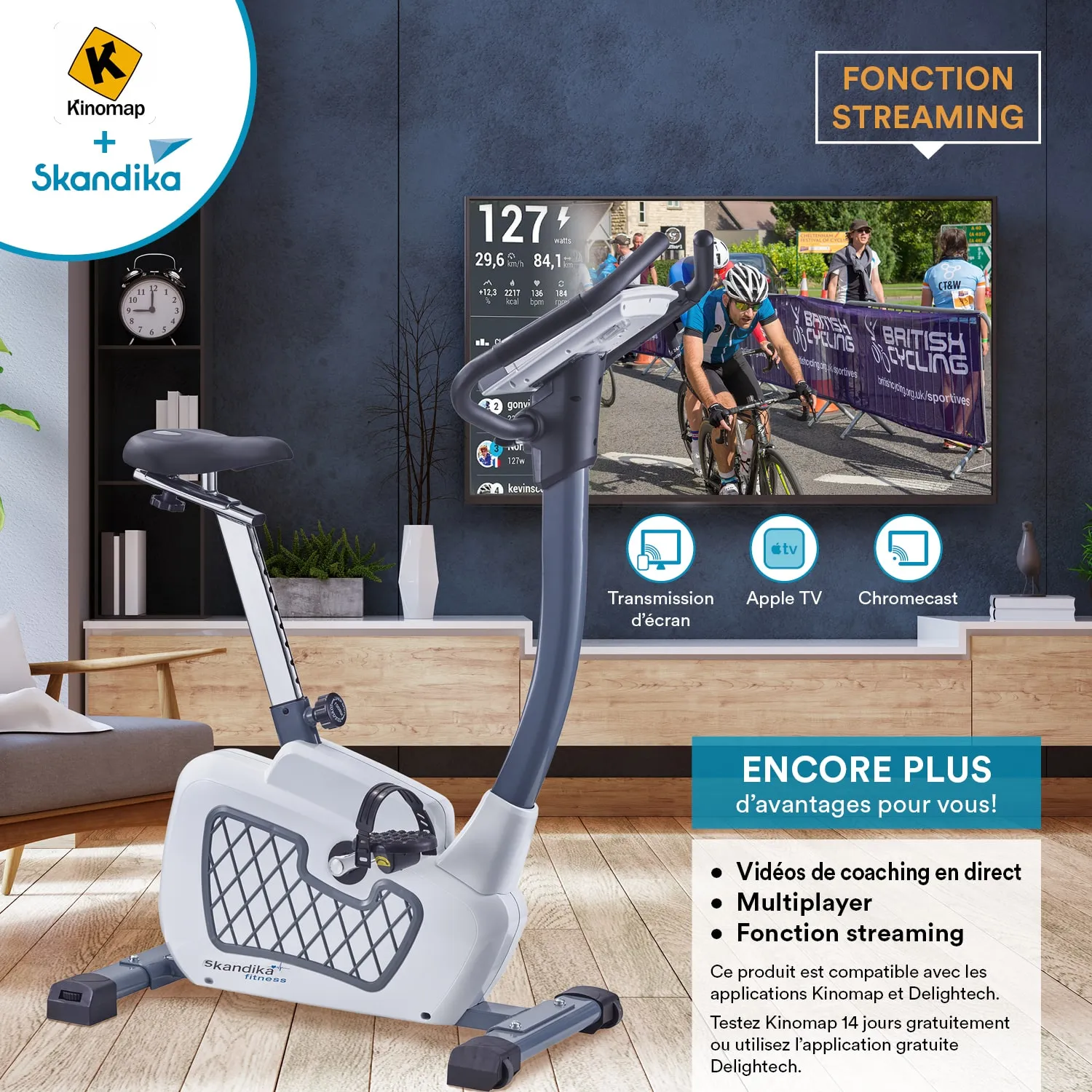 Heimtrainer in einem modernen Raum, mit einem Bildschirm im Hintergrund, auf dem Radfahrer zu sehen sind. Informationen wie Geschwindigkeit und Wattwert sind angezeigt.