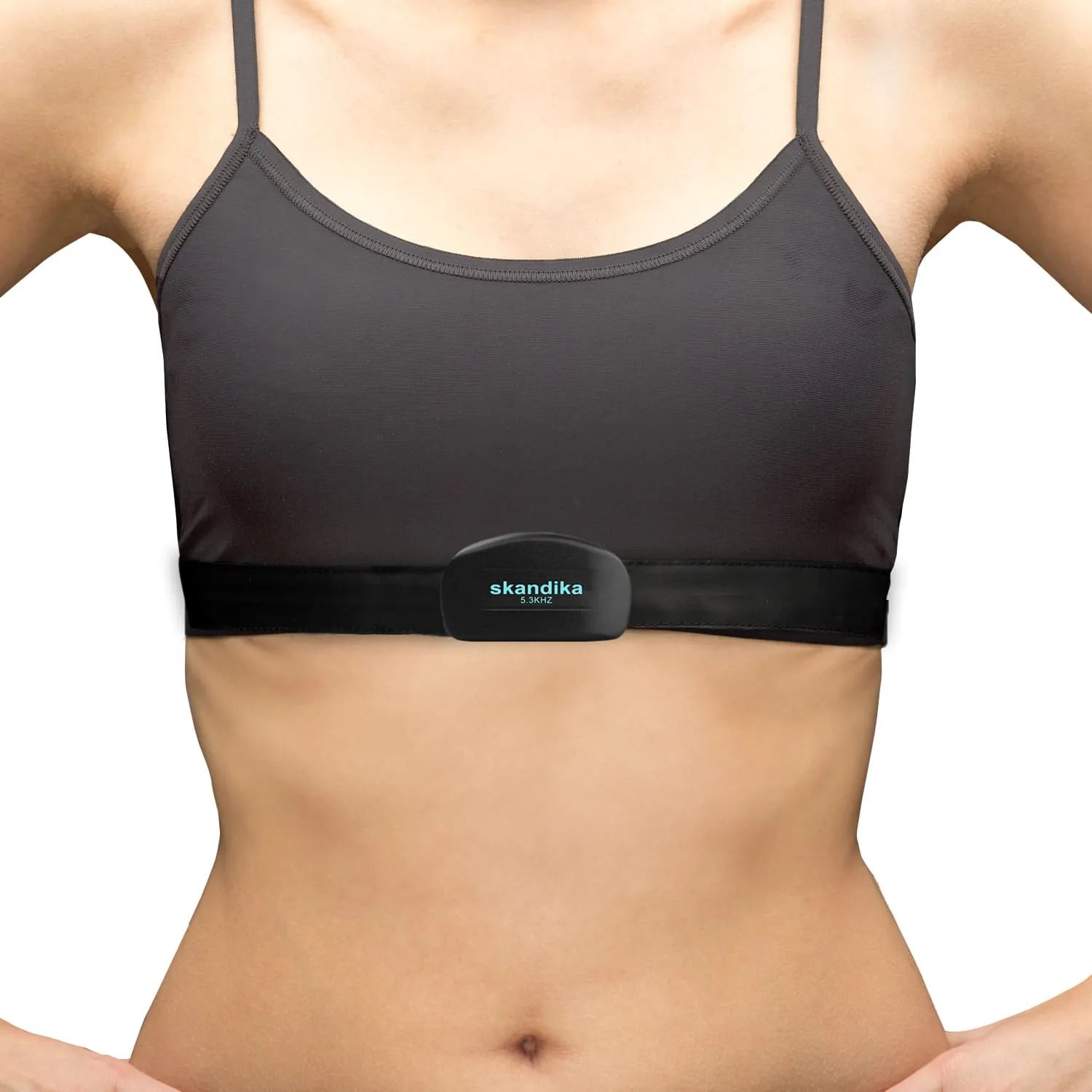 Sport-BH in Schwarz mit einem Sensor auf der Vorderseite, der mit "skandika" beschriftet ist.