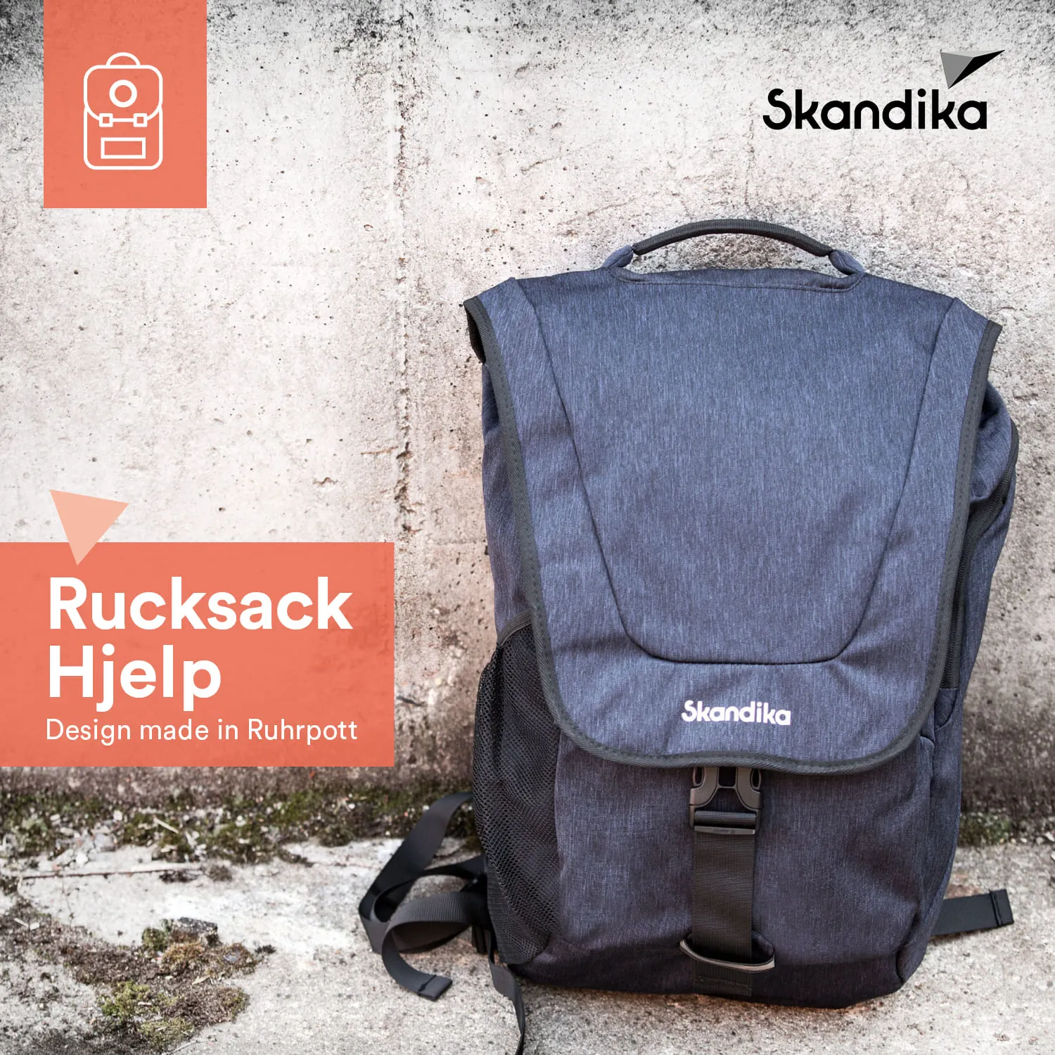 Dunkelblauer Rucksack auf einer grauen Wand. Text mit Produktnamen und Markenzeichen.