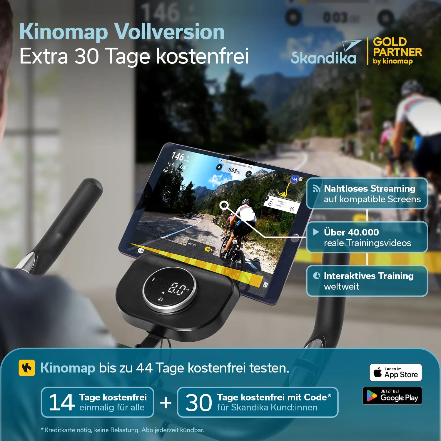 Tablet auf einem Fitnessgerät zeigt ein Trainingsvideo mit Radfahrern auf einer Straße, Texte zu Angeboten und Funktionen.