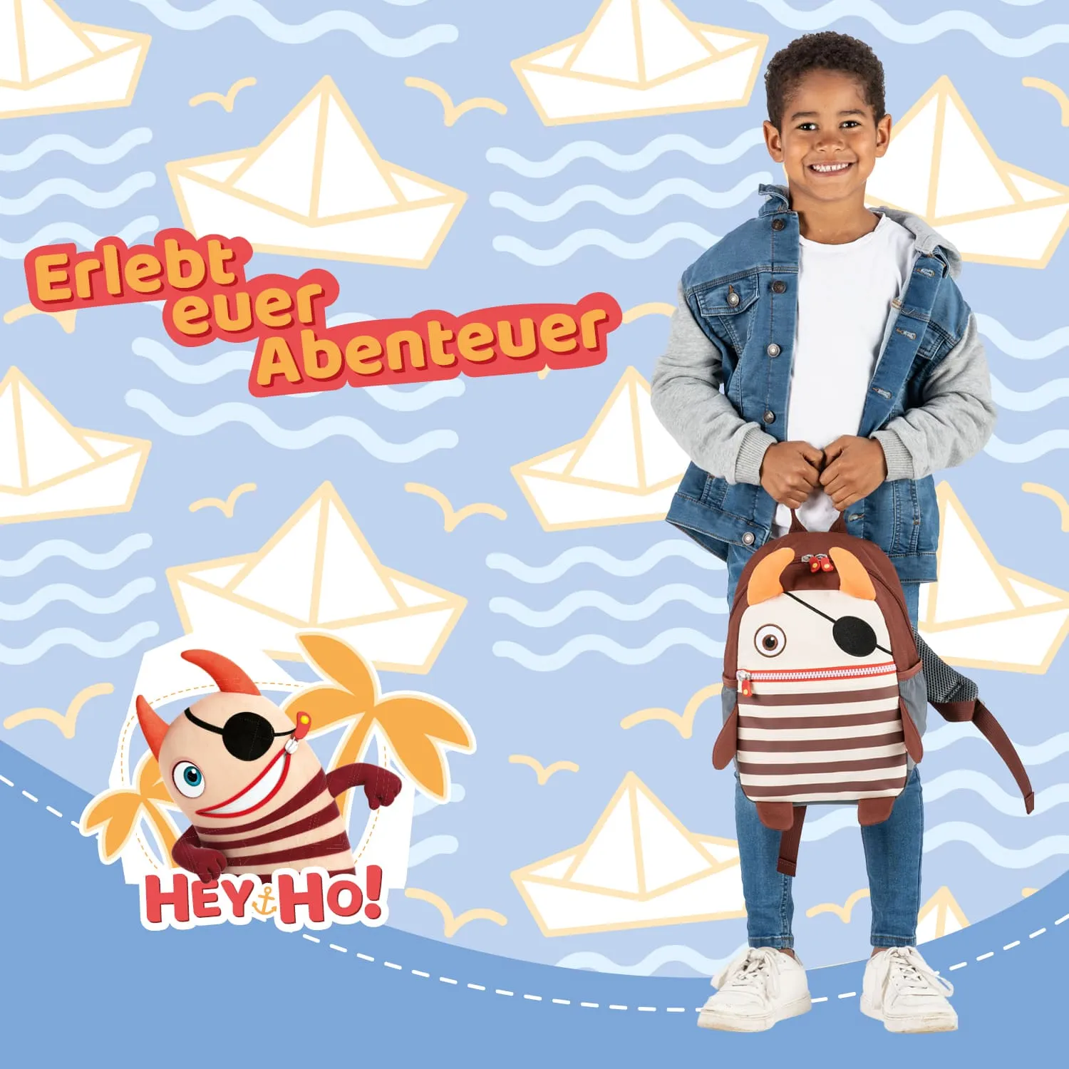 Ein Junge mit einem Rucksack steht vor einem gemusterten Hintergrund mit Wellen und Papierbooten.