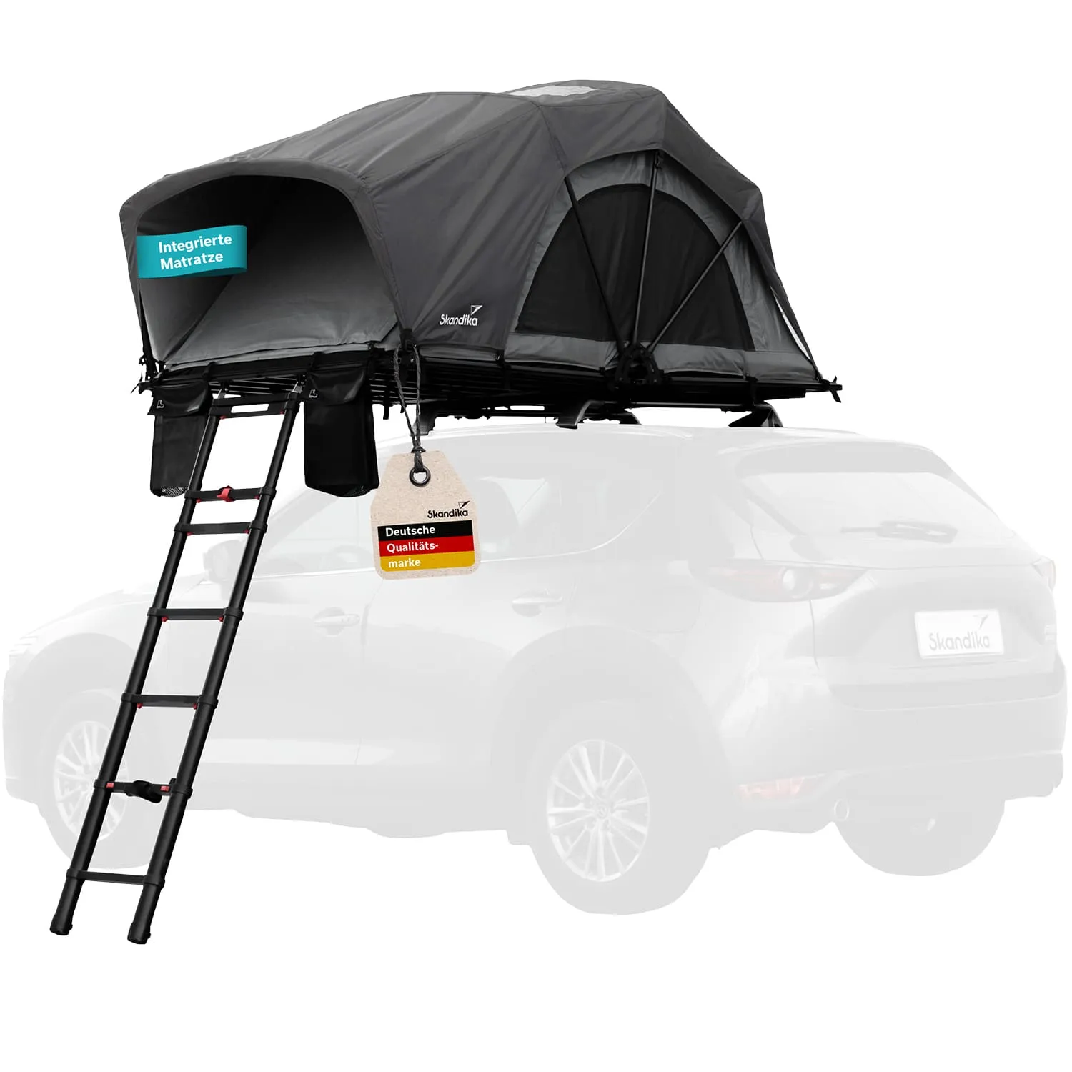 Dachzelt in Schwarz auf einem Fahrzeugdach mit Leiter und zwei Etiketten. Teil eines Autos im Hintergrund sichtbar.