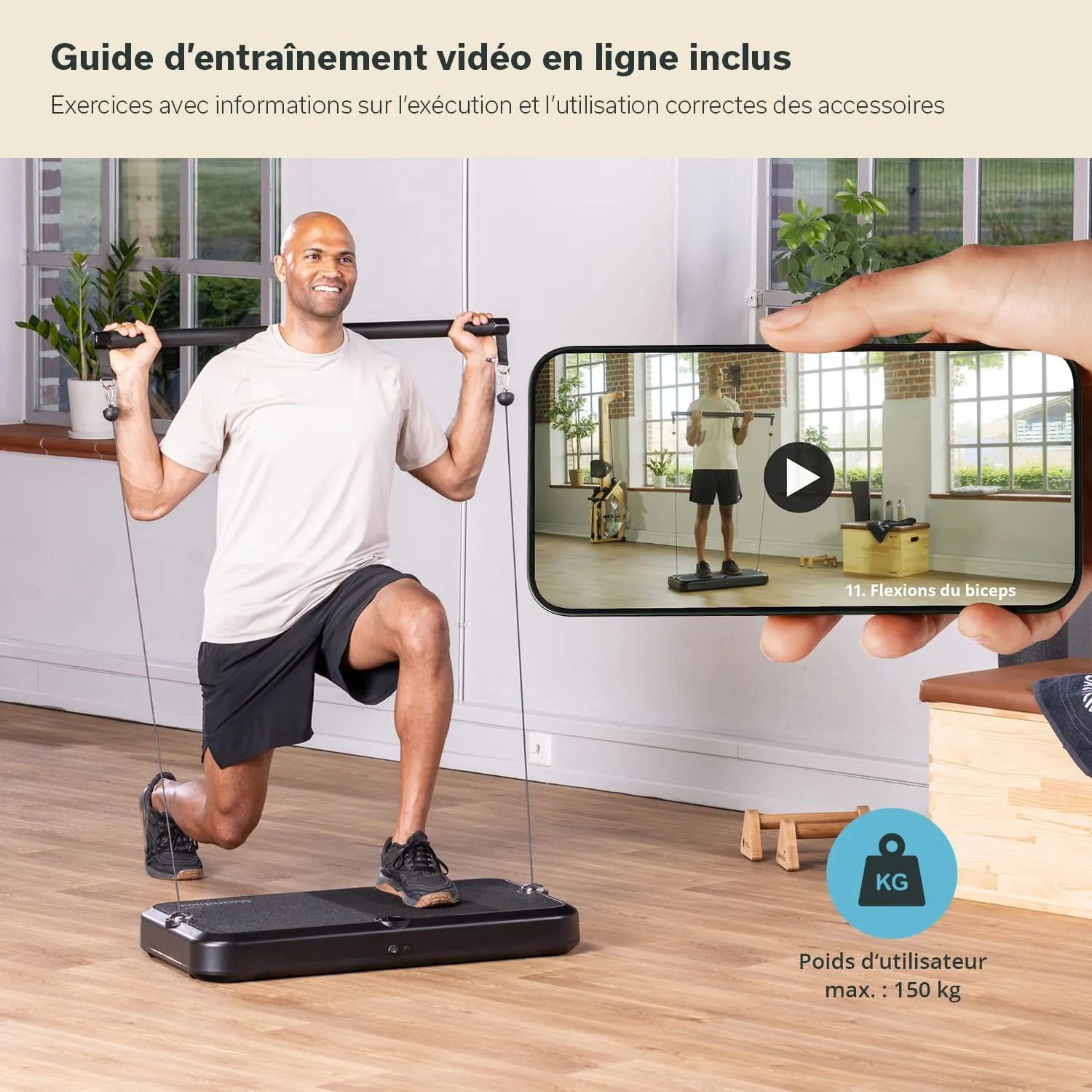 Eine Person führ eine Übung mit einem Fitnessgerät aus, während sie auf einem Handy ein Video zur Anleitung ansieht.