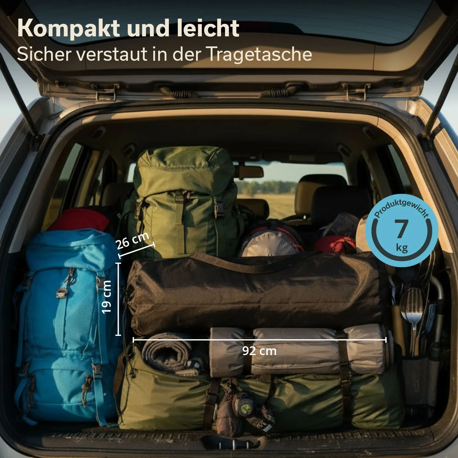 Autoschlüssel im Kofferraum eines Fahrzeugs mit mehreren Taschen und Rucksäcken in verschiedenen Farben. Maße und Gewicht angegeben.