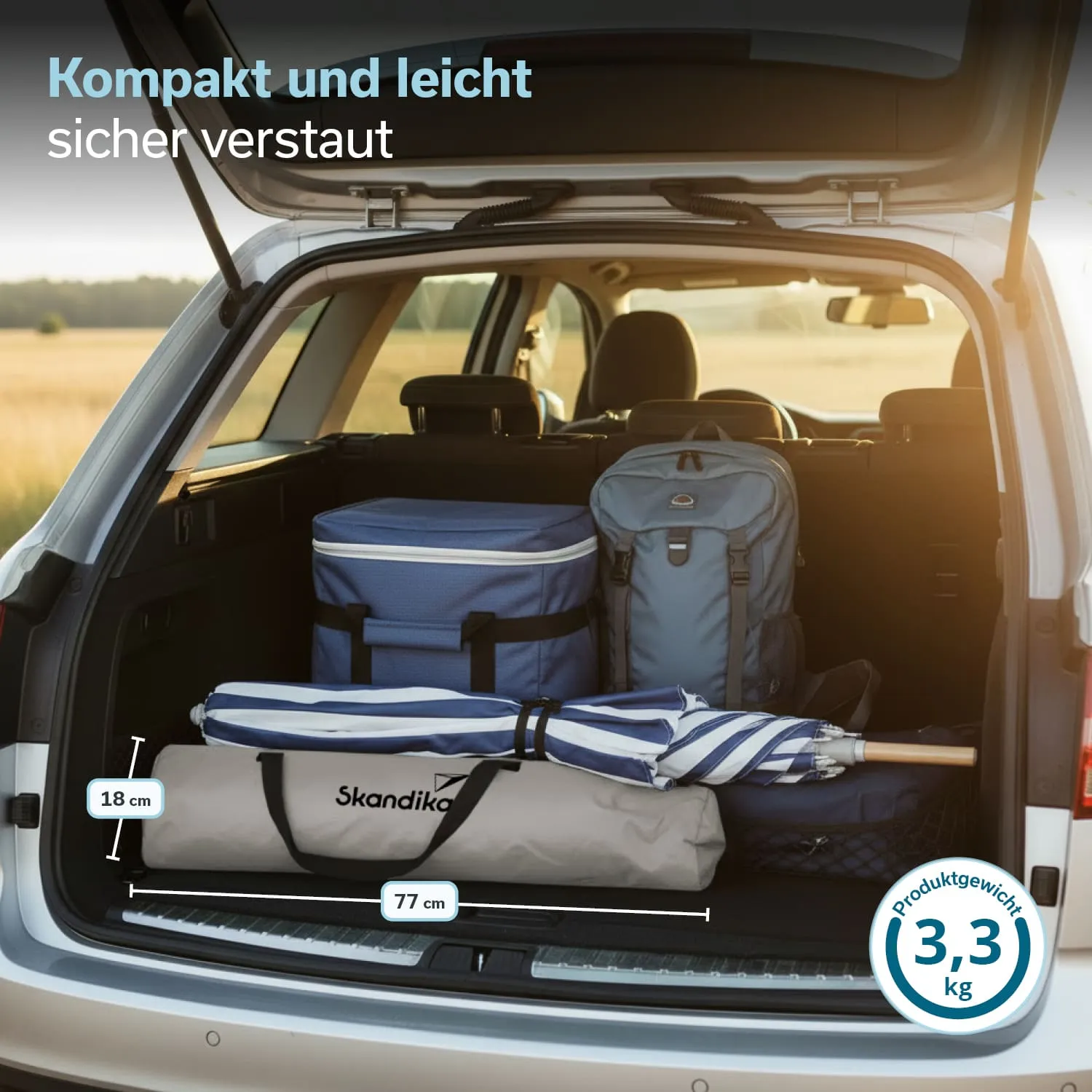 Kofferraum eines Autos mit blauer Kühltasche, Rucksack und aufgerolltem Sonnenschirm. Maßangaben sind sichtbar.