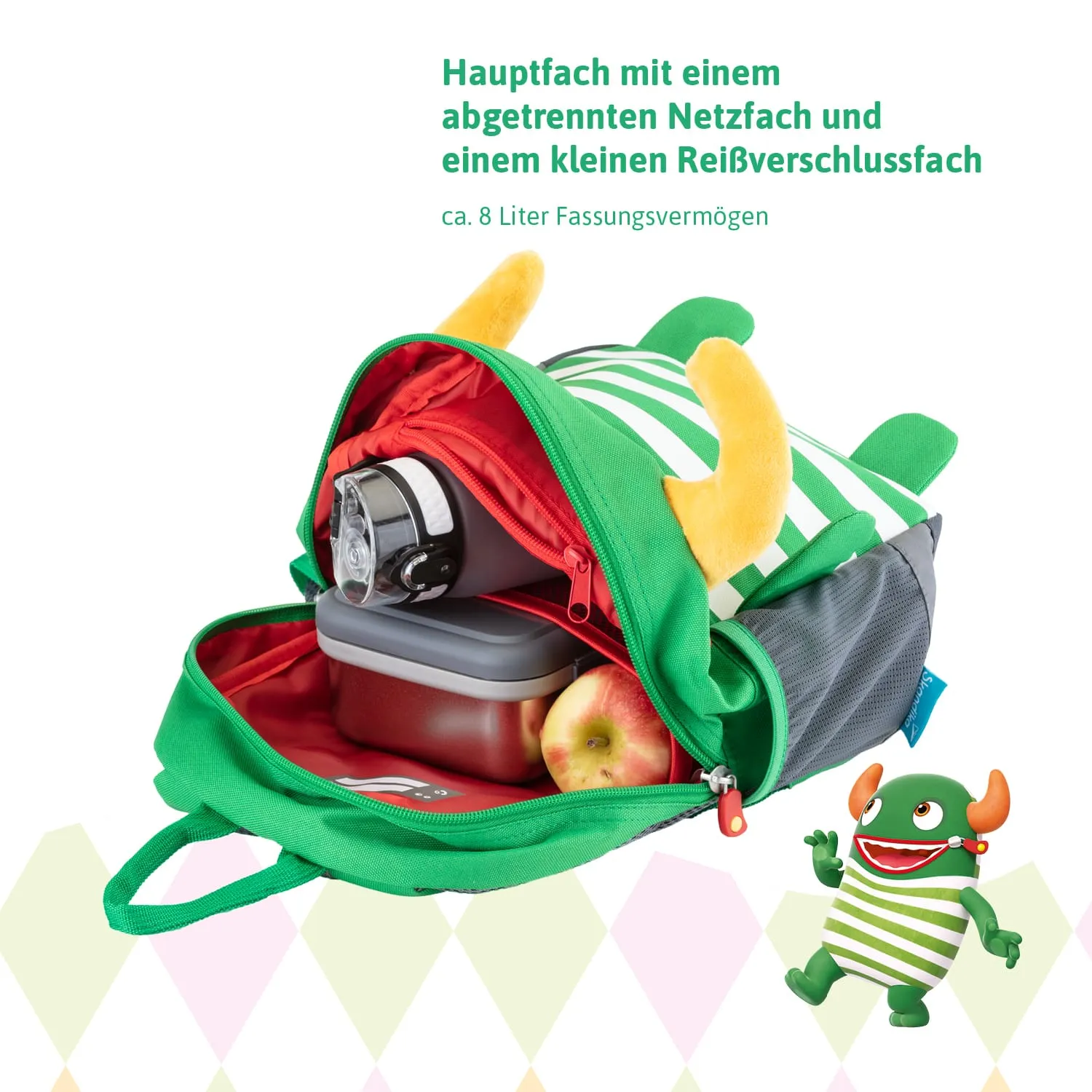 Grüner Rucksack mit einem abgetrennten Netztfach und einem Reißverschlussfach. Enthält eine Flasche, eine Dose und einen Apfel.