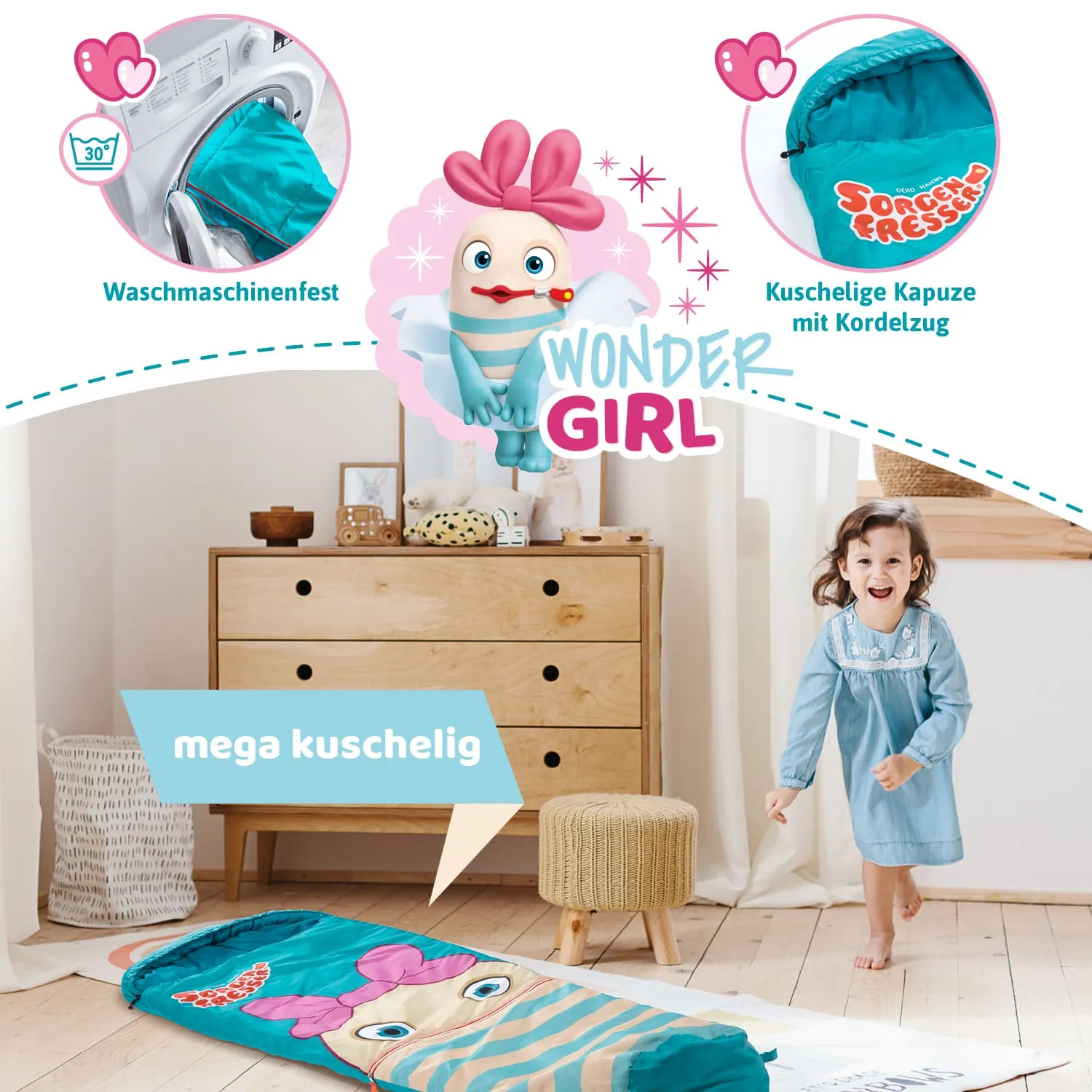 Eine Kinderdecke mit buntem Design liegt auf dem Boden in einem Raum. Eine Person mit kurzen, lockigen Haaren trägt ein blaues Kleid und läuft fröhlich. Im Hintergrund sind eine Kommode und ein Sitzhocker zu sehen.