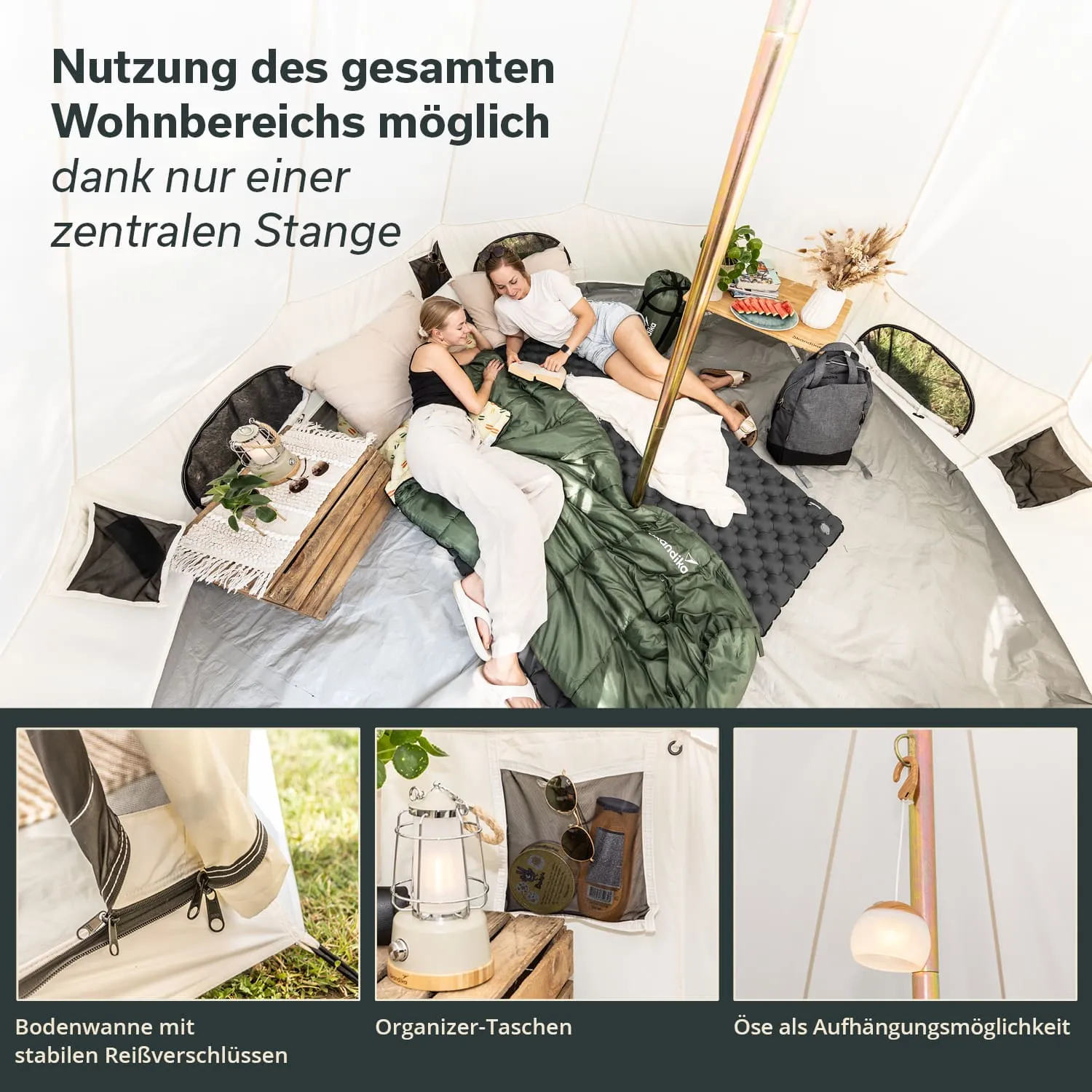 Zeltinnenraum mit zwei Personen auf einer Matte, zentraler Stange, Holztisch, Lanterne und Organizer-Taschen.
