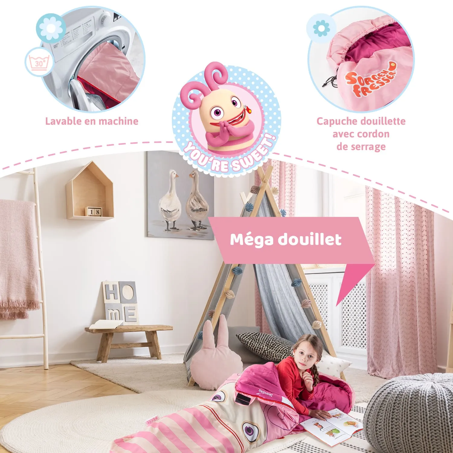 Ein Mädchen liegt in einem Schlafsack mit Tiermotiv in einem hellen Raum. Um sie herum stehen ein Spielzelt, Spielzeug und ein Teppich. Dekorative Elemente wie Kissen sind sichtbar.