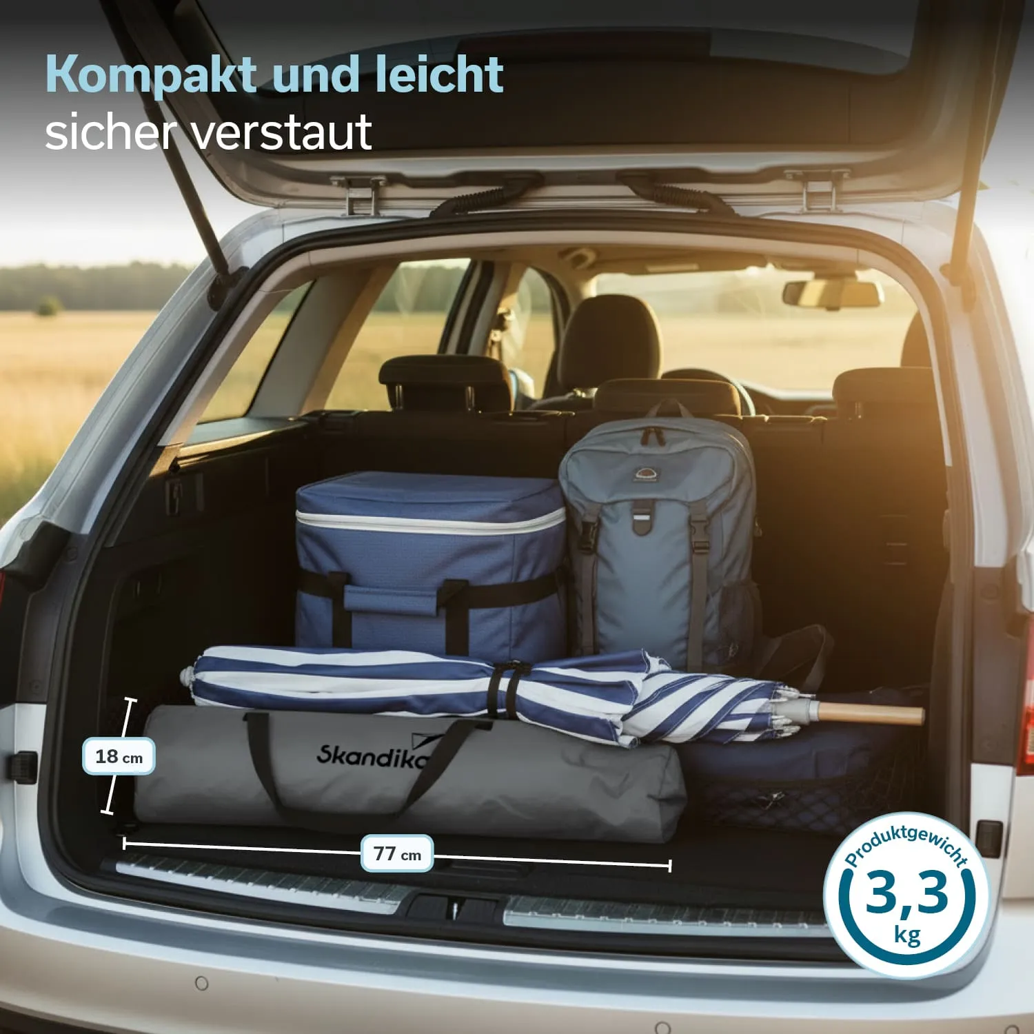 Im Kofferraum eines Autos befinden sich eine blaue Kühltasche, ein Rucksack und ein grauer, gestreifter Sonnenschirm.