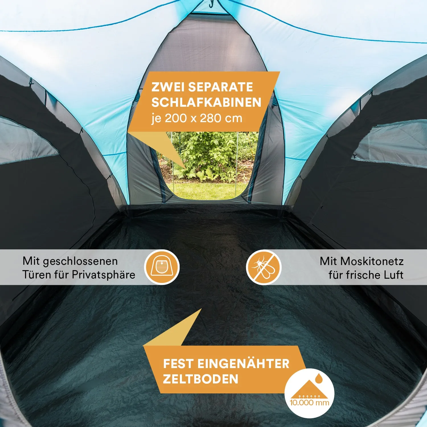Innenansicht eines Zeltes mit zwei separaten Schlafkabinen und fest eingenähtem Zeltboden. Sichtbare Fenster und Moskitonetze.