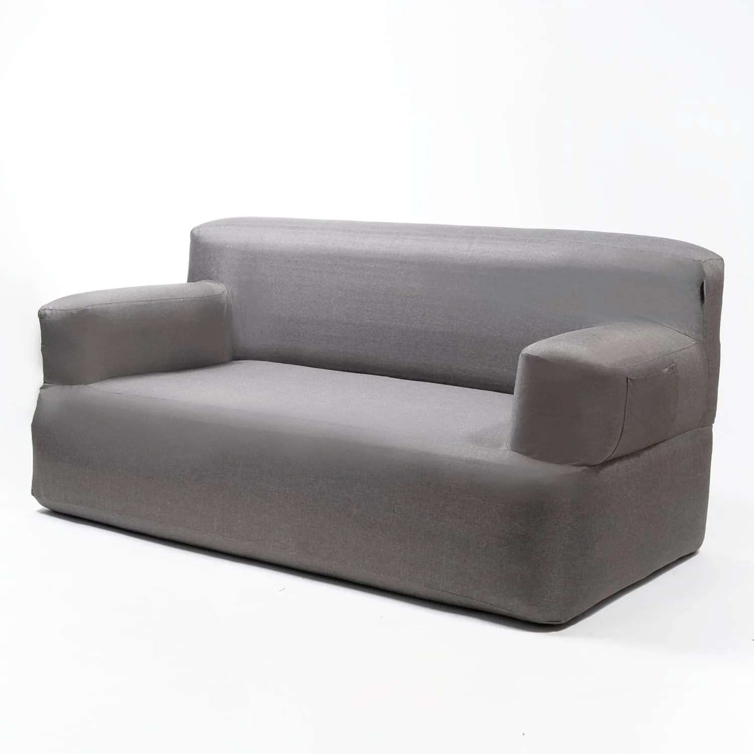 Graues Sofa mit zwei Armlehnen und einem schlichten Design, auf weißem Hintergrund.