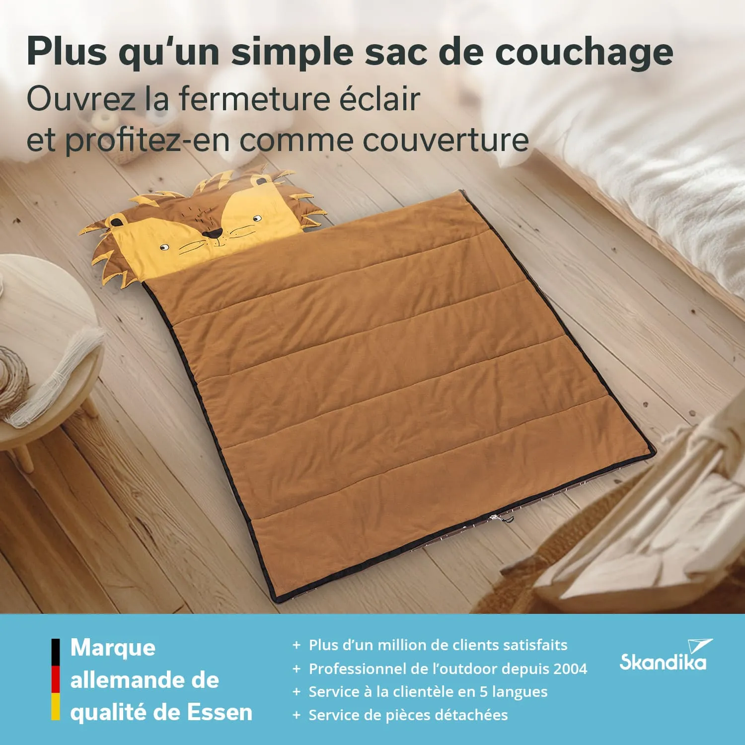 Schlafsack in Form eines Löwenkopfes auf Holzfußboden, daneben Stellfläche mit einem Kissen und Decke.