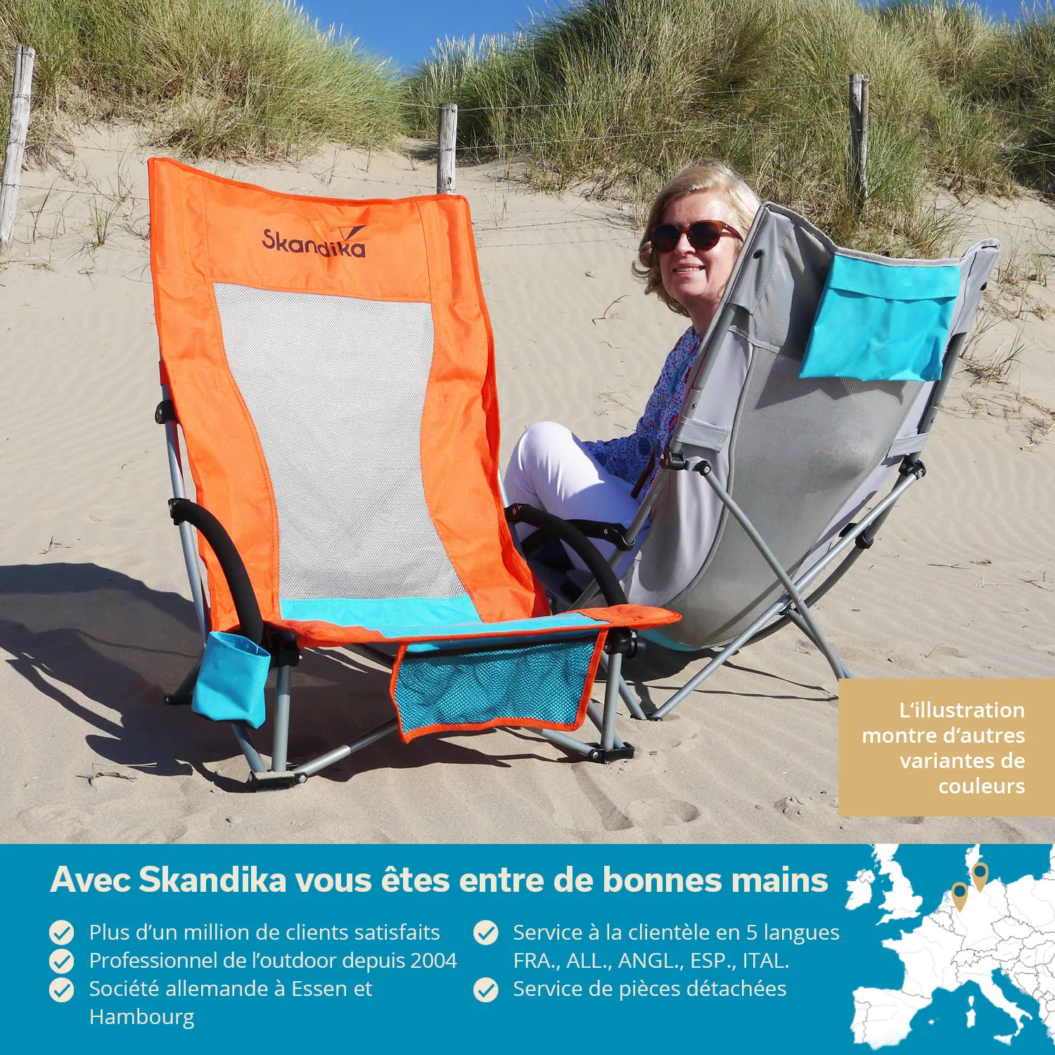 Zwei Liegestühle stehen auf einem Sandplatz, umgeben von Gräsern. Eine Person sitzt in einem Stuhl und lächelt.