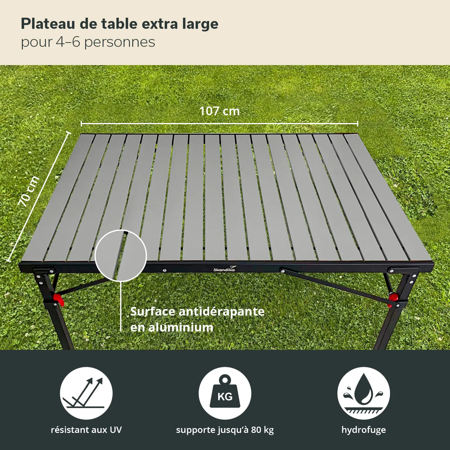 Großer Tisch aus grauem Aluminium, 107 cm lang und 70 cm breit, auf grünem Gras. Antirutsch-Oberfläche, stabil.