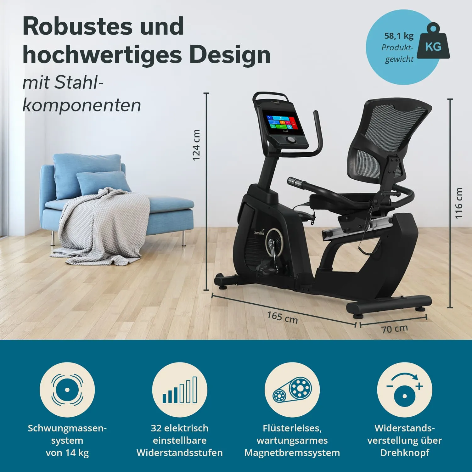 Ein Heimtrainer mit Bildschirm und ergonomischem Sitz ist in einem Raum abgebildet. Im Hintergrund steht ein blaues Sofa mit einer Decke. Die Abmessungen und Produktinformationen sind angegeben.
