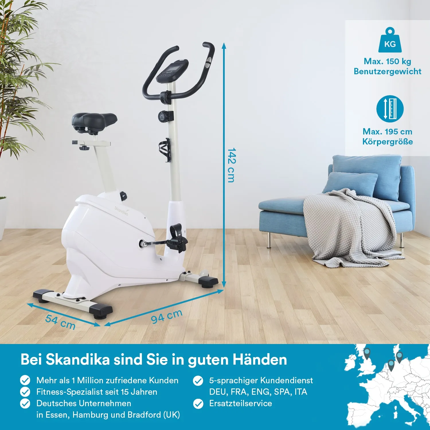 Ein Fitness-Bike in Weiß steht auf einem Holzboden. Nebenan befindet sich ein blauer Sessel mit einer Decke. Maße sind angegeben.