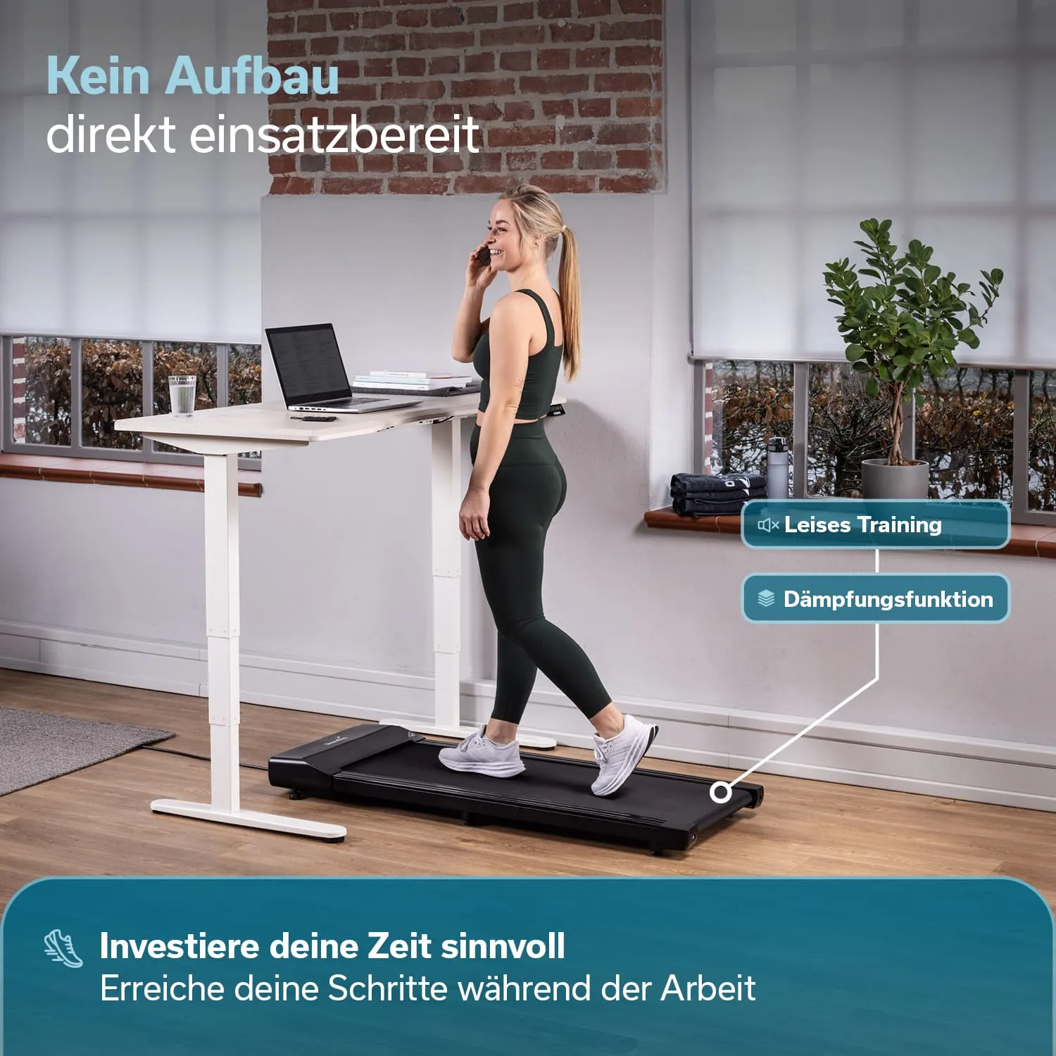 Ein Stehschreibtisch mit einem Laptop und einer Person in Sportkleidung, die Telefon spricht und auf einem Laufband steht. Im Hintergrund Fenster und Pflanzen.