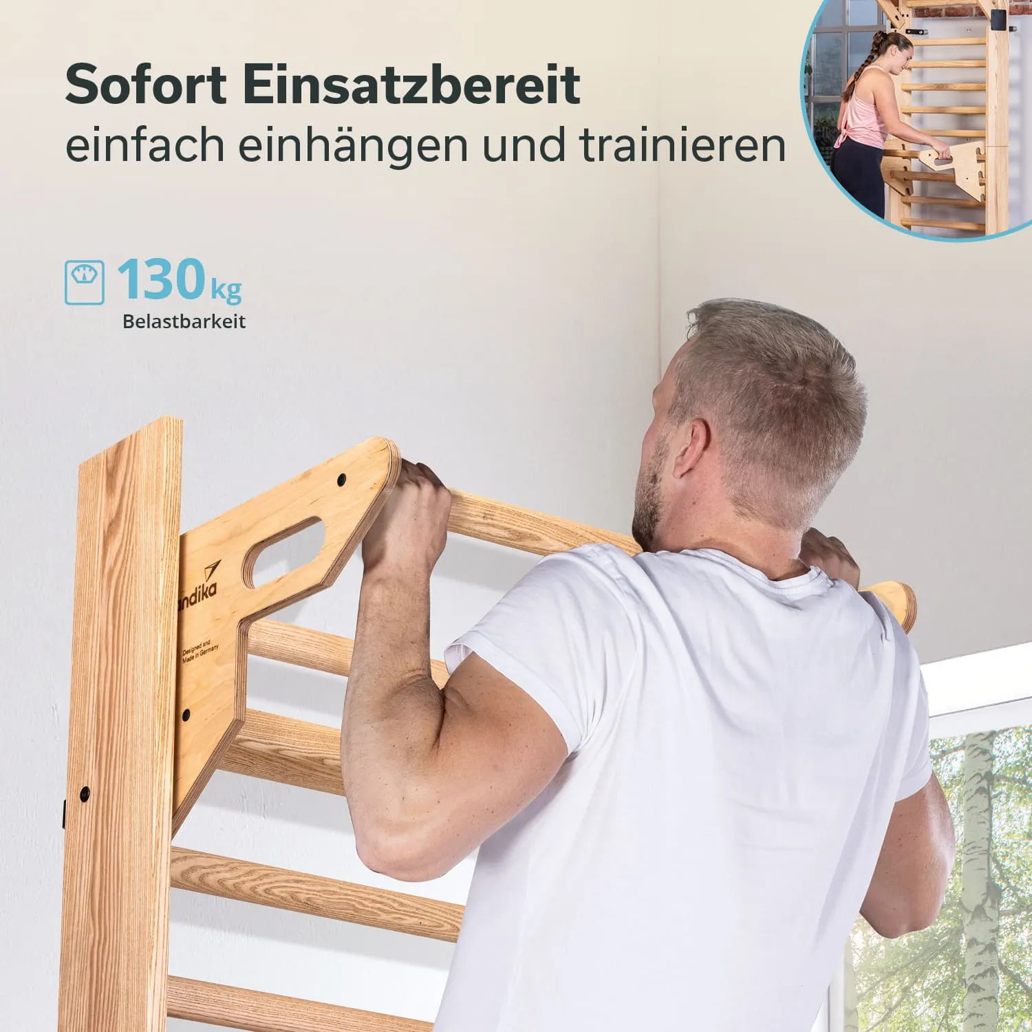 Holzgerät mit Riegeln wird an einer Wand montiert. Eine Person hält das Gerät mit beiden Händen und schaut nach oben.