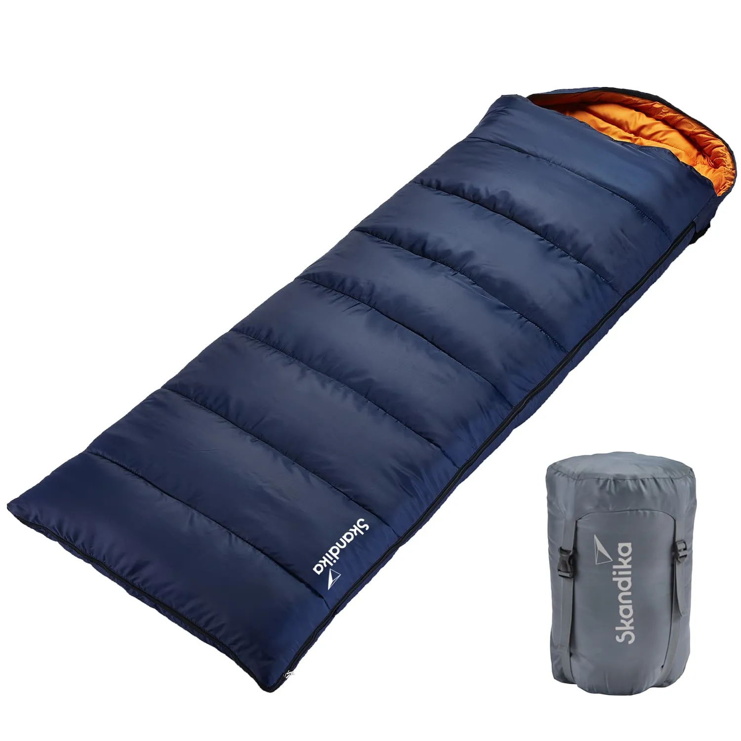 Schlafsack in Blau mit orangefarbenem Innenfutter, daneben grauer Packsack. Beide Gegenstände auf weißem Hintergrund.