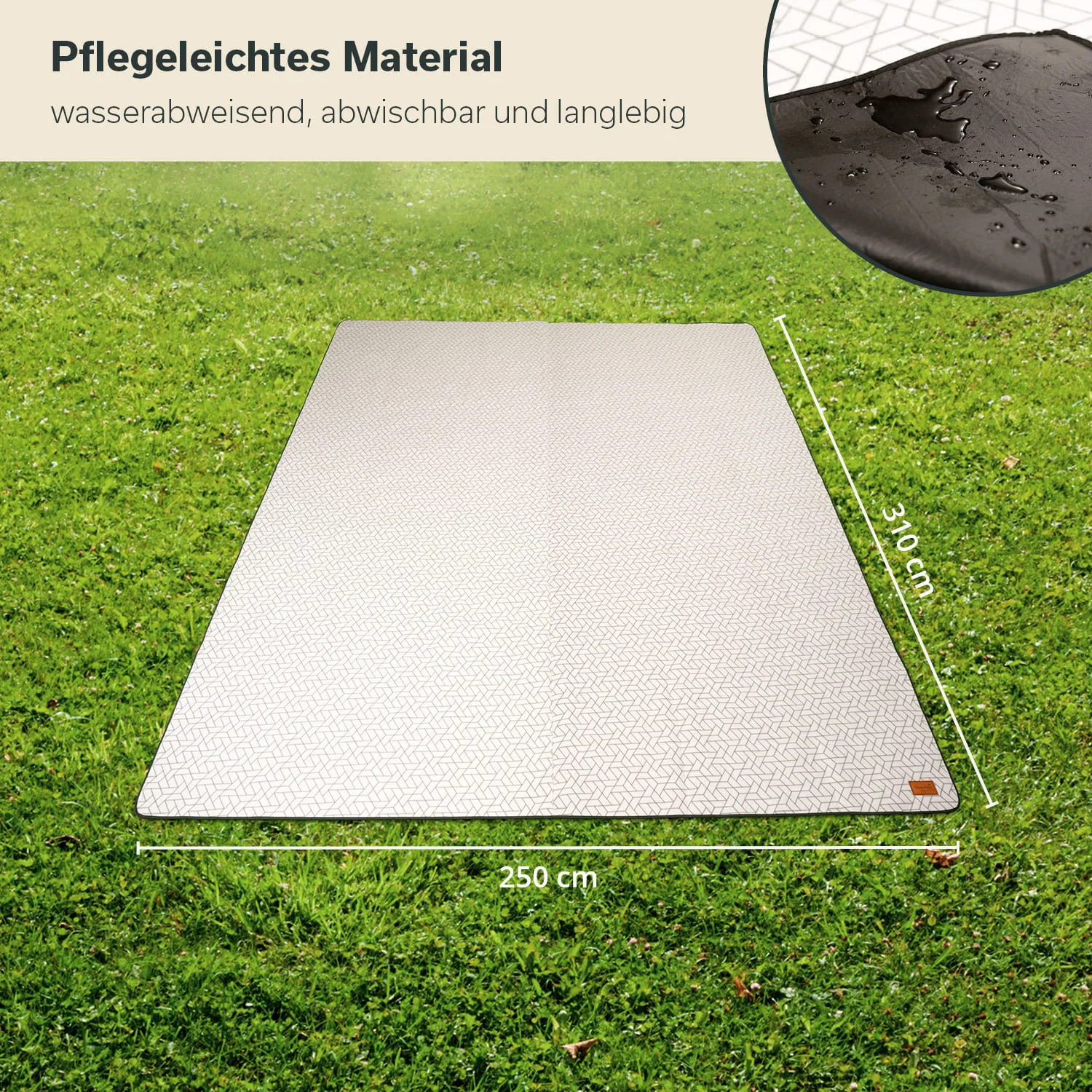 Eine rechteckige, wasserabweisende und abwischbare Matte liegt auf grünem Gras. Maße sind 250 cm x 310 cm.