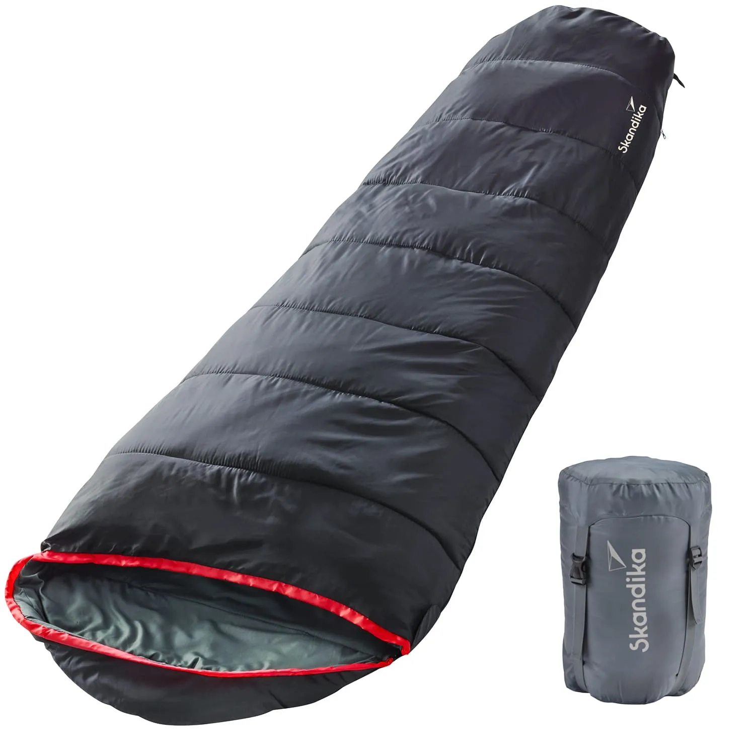 Schlafsack in Schwarz mit roter Innenkante, neben einem grauen Packsack mit Logo.