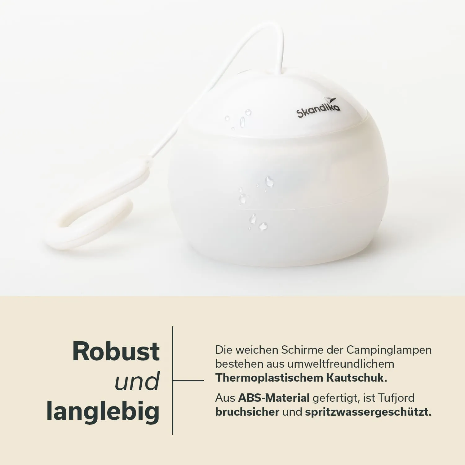 Eine weiße, runde Campinglampe mit einem Aufhängebügel und einem kleinen Kabel. Der Untergrund ist hell, mit Wassertropfen auf der Lampe.