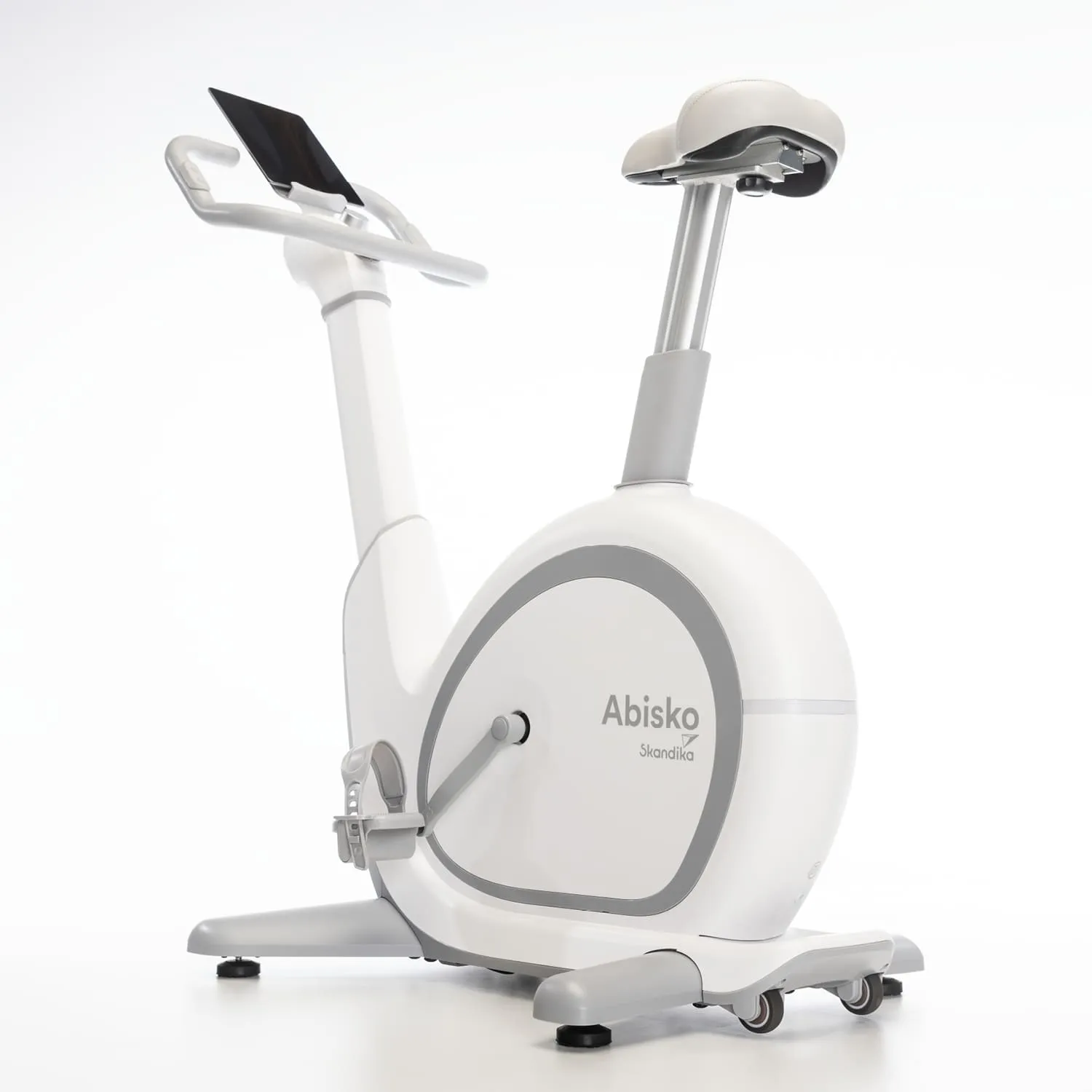 Fahrradheimtrainer in Weiß mit grauen Akzenten, hohem Sattel und einem Monitor an den Lenkern.