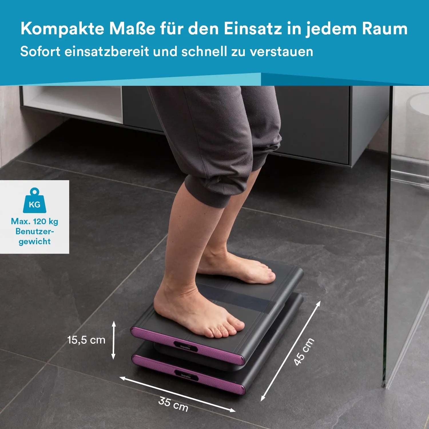 Zwei übereinander liegende Plattformen in dunkler Umgebung. Eine Person steht barfuß auf der oberen Plattform.