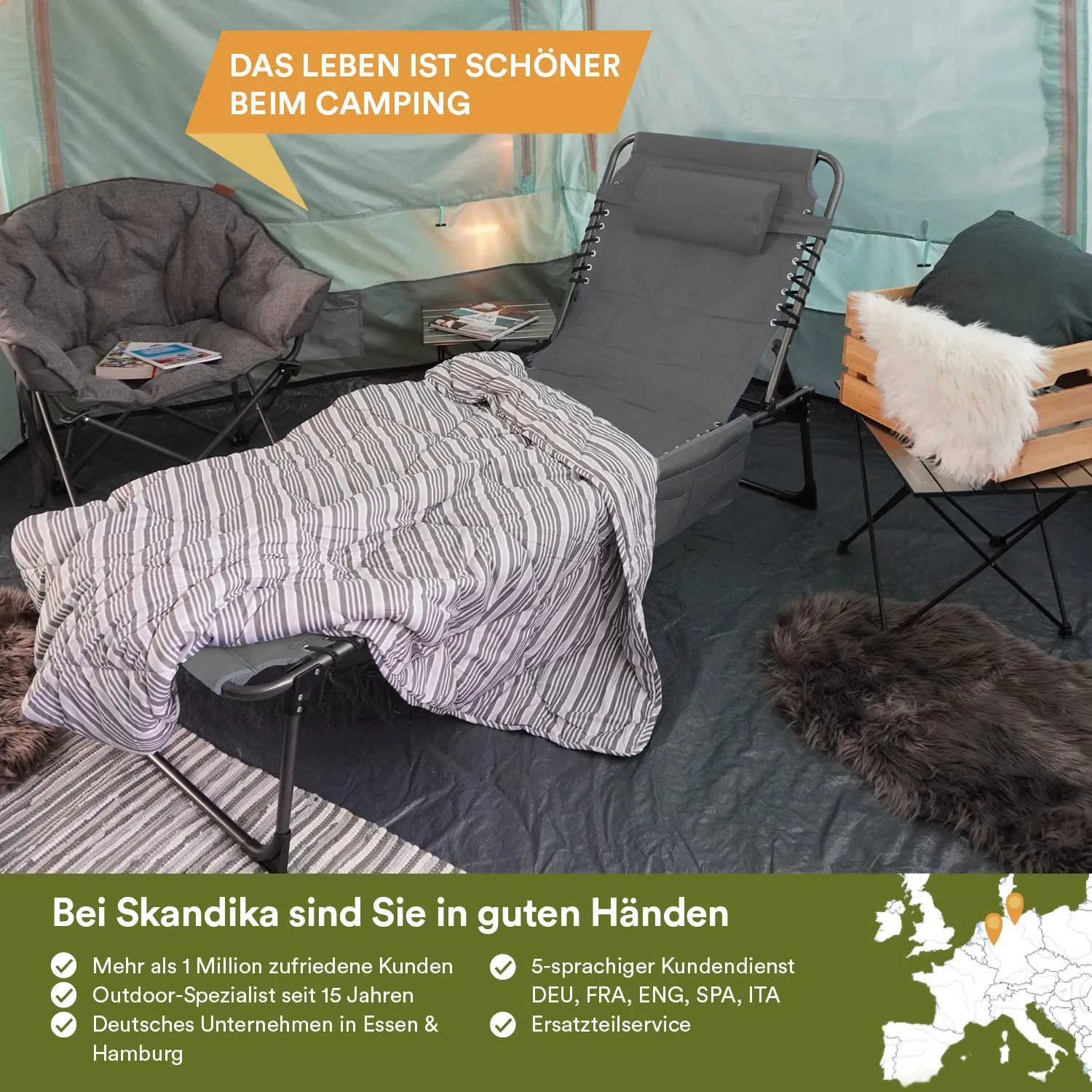 Ein Zeltinnere mit einem Liegestuhl und einem Sessel, bedeckt mit einer gestreiften Decke. Ein kleiner Tisch mit Zeitschriften steht daneben.